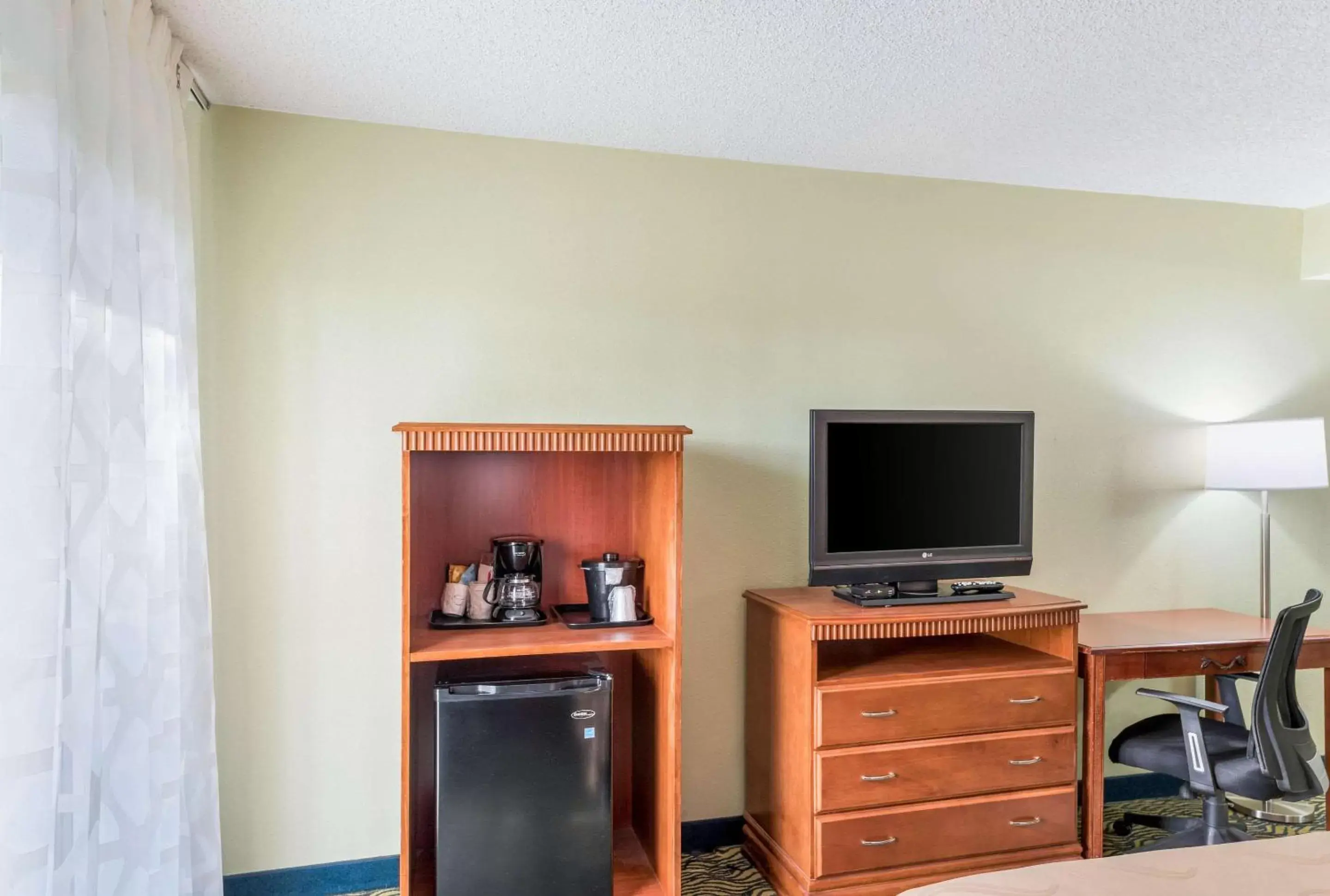 Photo of the whole room, TV/Entertainment Center in Quality Inn Payson