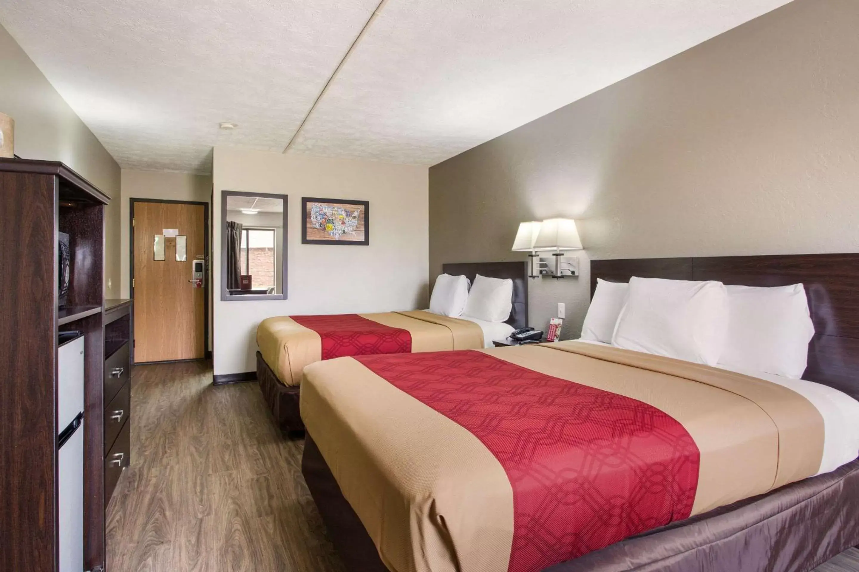Photo of the whole room, Bed in Econo Lodge Olathe - Kansas City