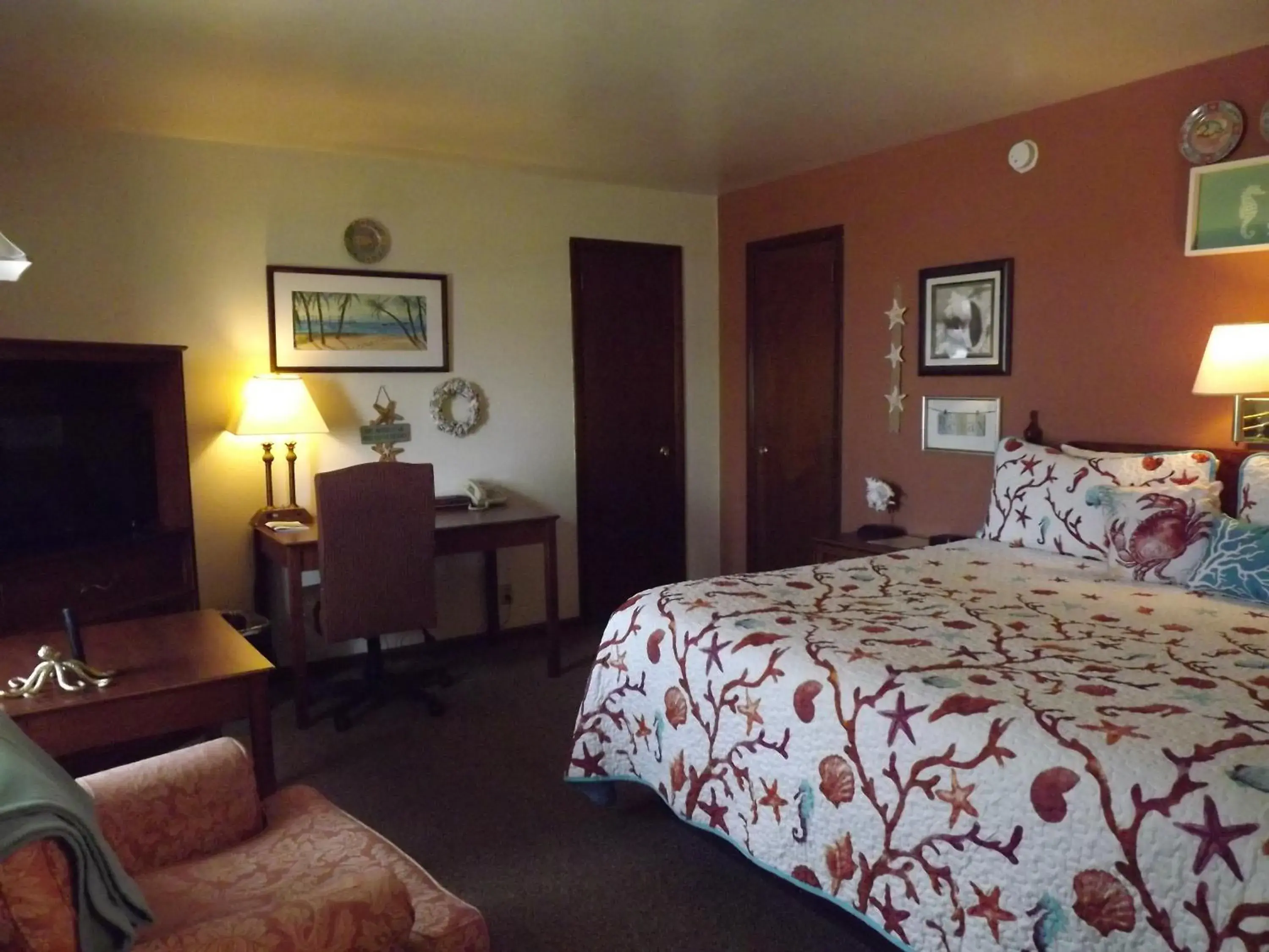 Seating area, Bed in Crest Country Inn