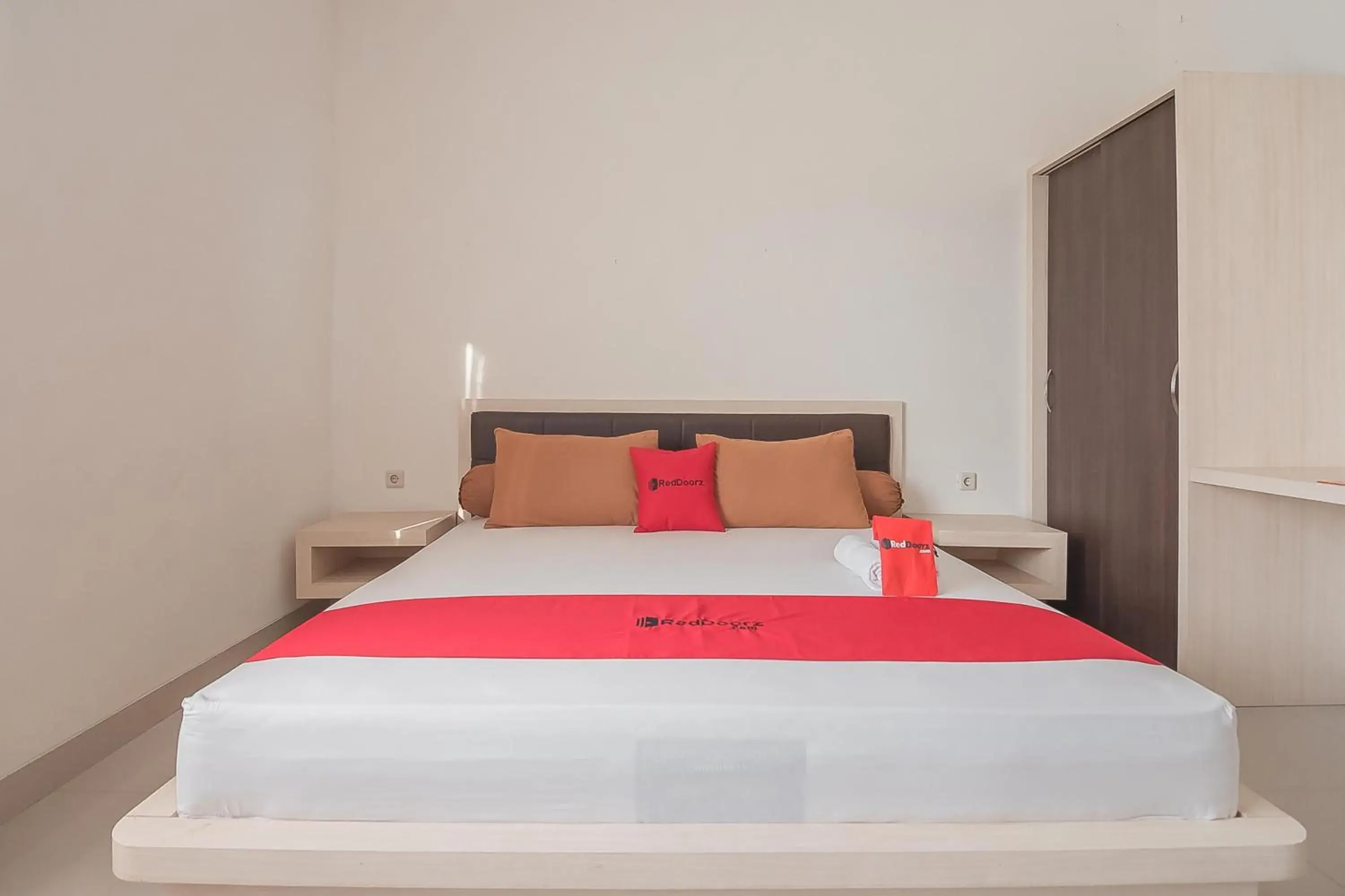 Deluxe Room in RedDoorz Syariah @ Sarongge Cianjur Deluxe Room in RedDoorz Syariah @ Sarongge Cianjur