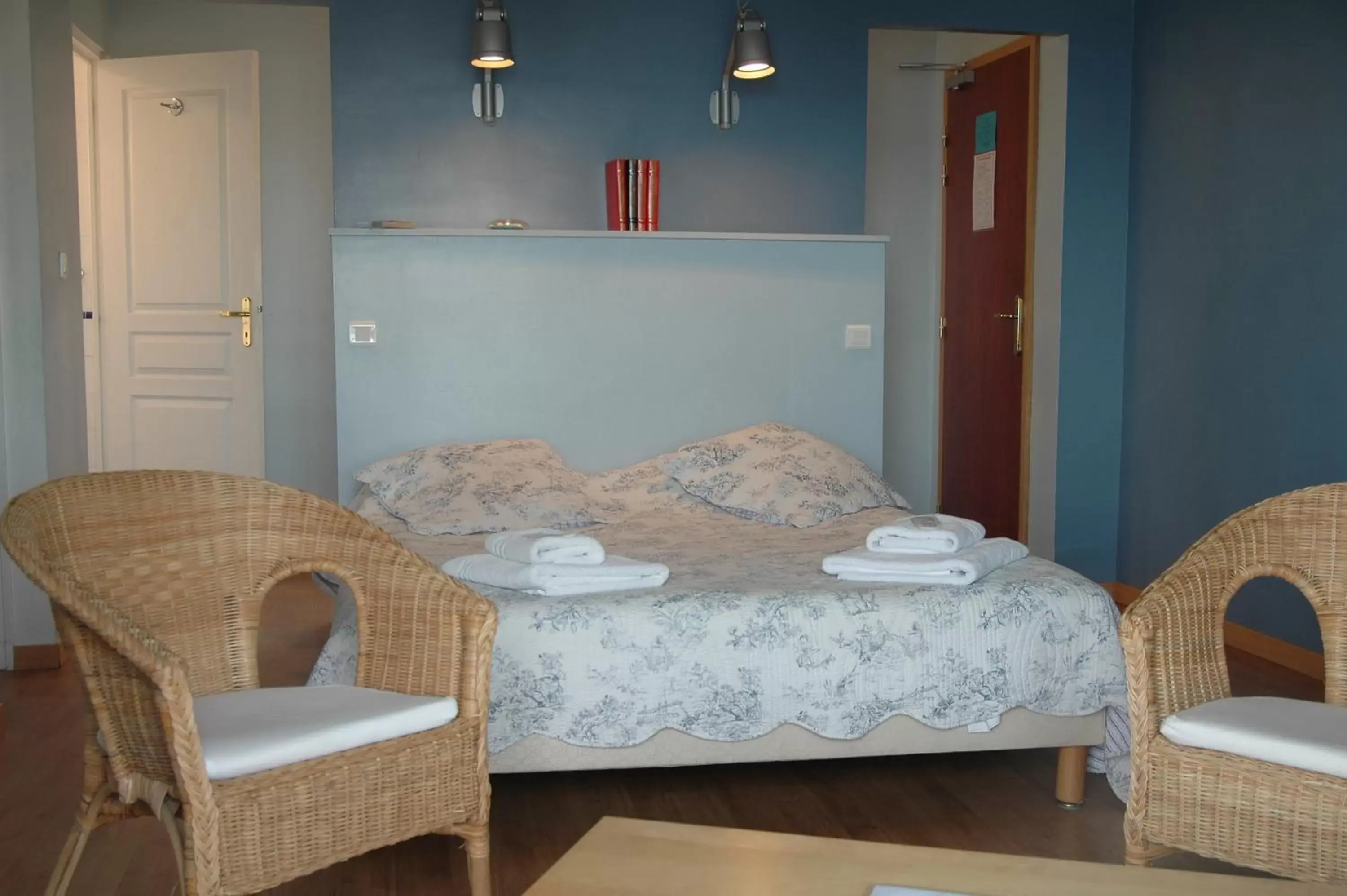 Bedroom, Bed in "Cap Riviera" Hotel & Restaurant Saint Aygulf