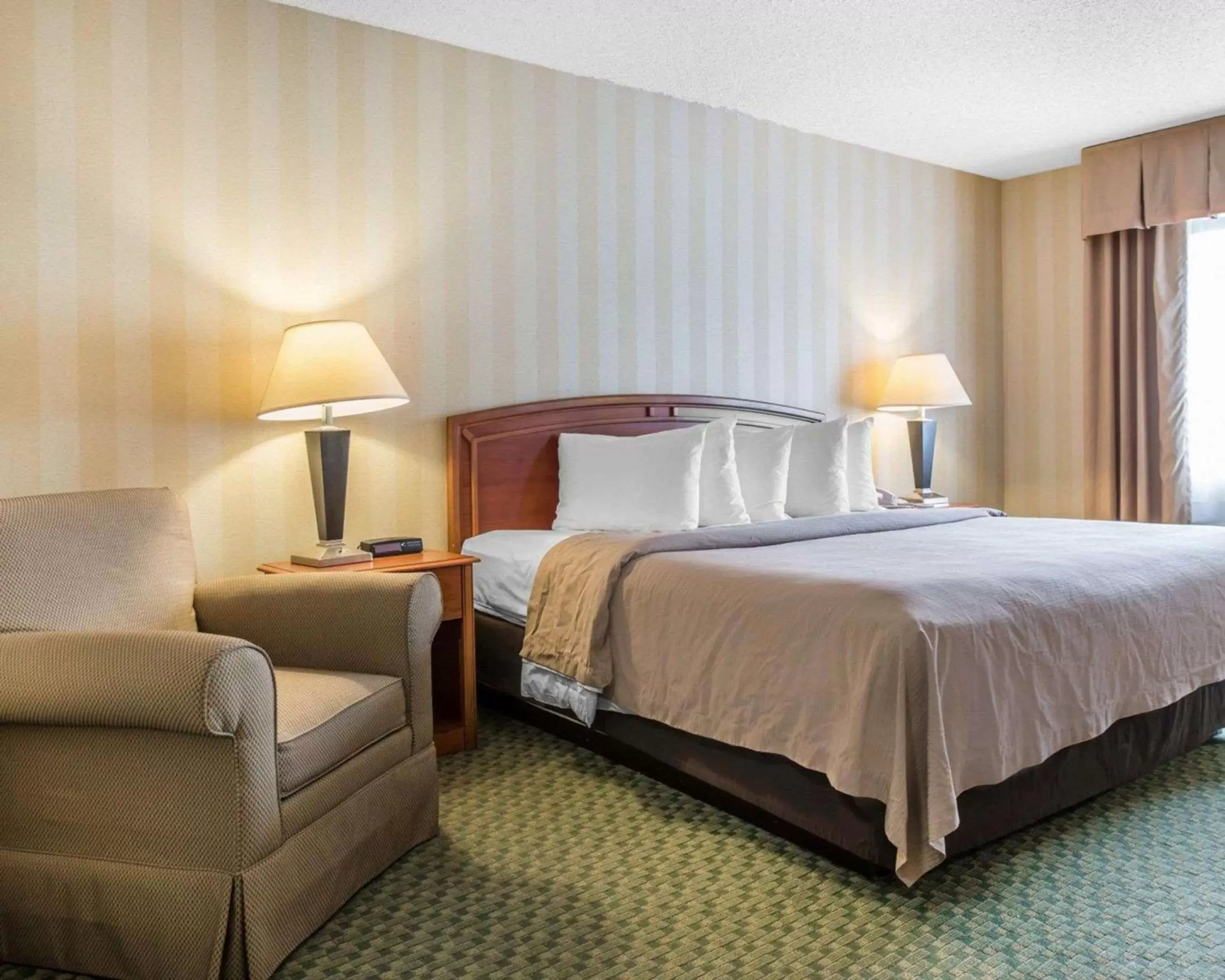 Photo of the whole room, Bed in Quality Inn Airport