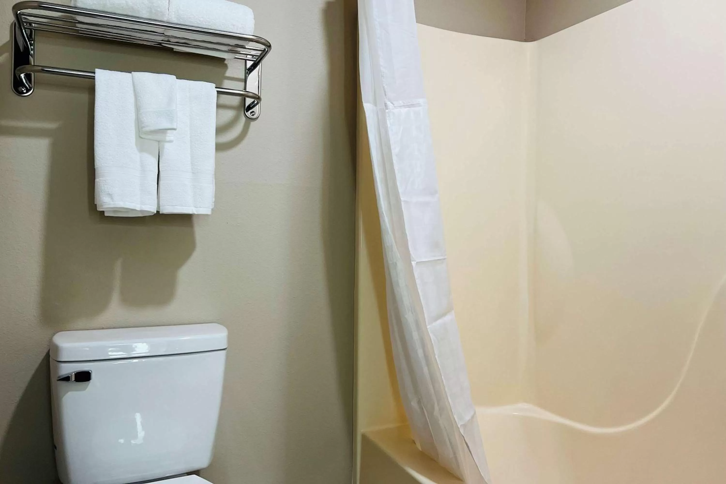 Bathroom in Super 8 by Wyndham Pratt