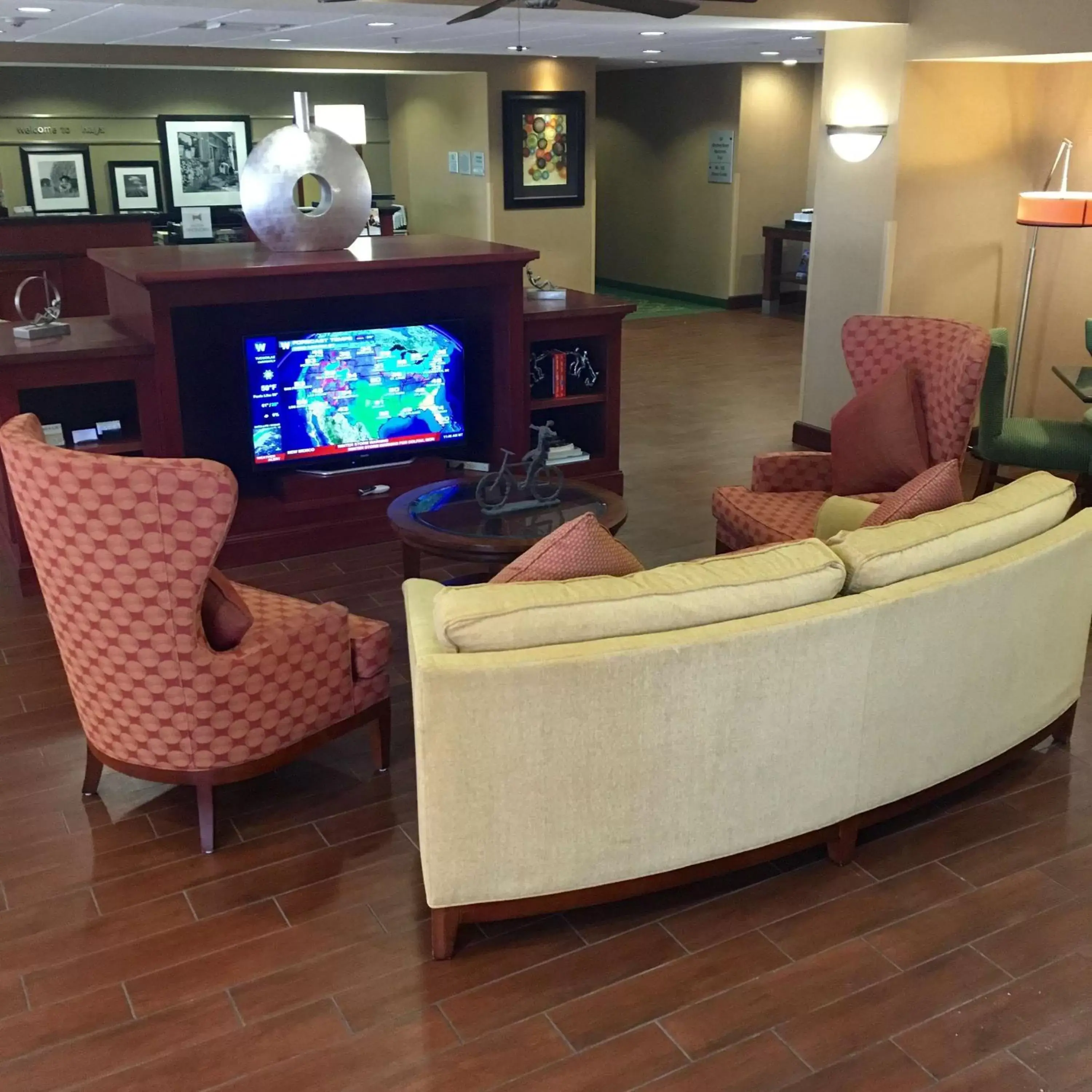 Lobby or reception, TV/Entertainment Center in Hampton Inn Hays-North of I-70