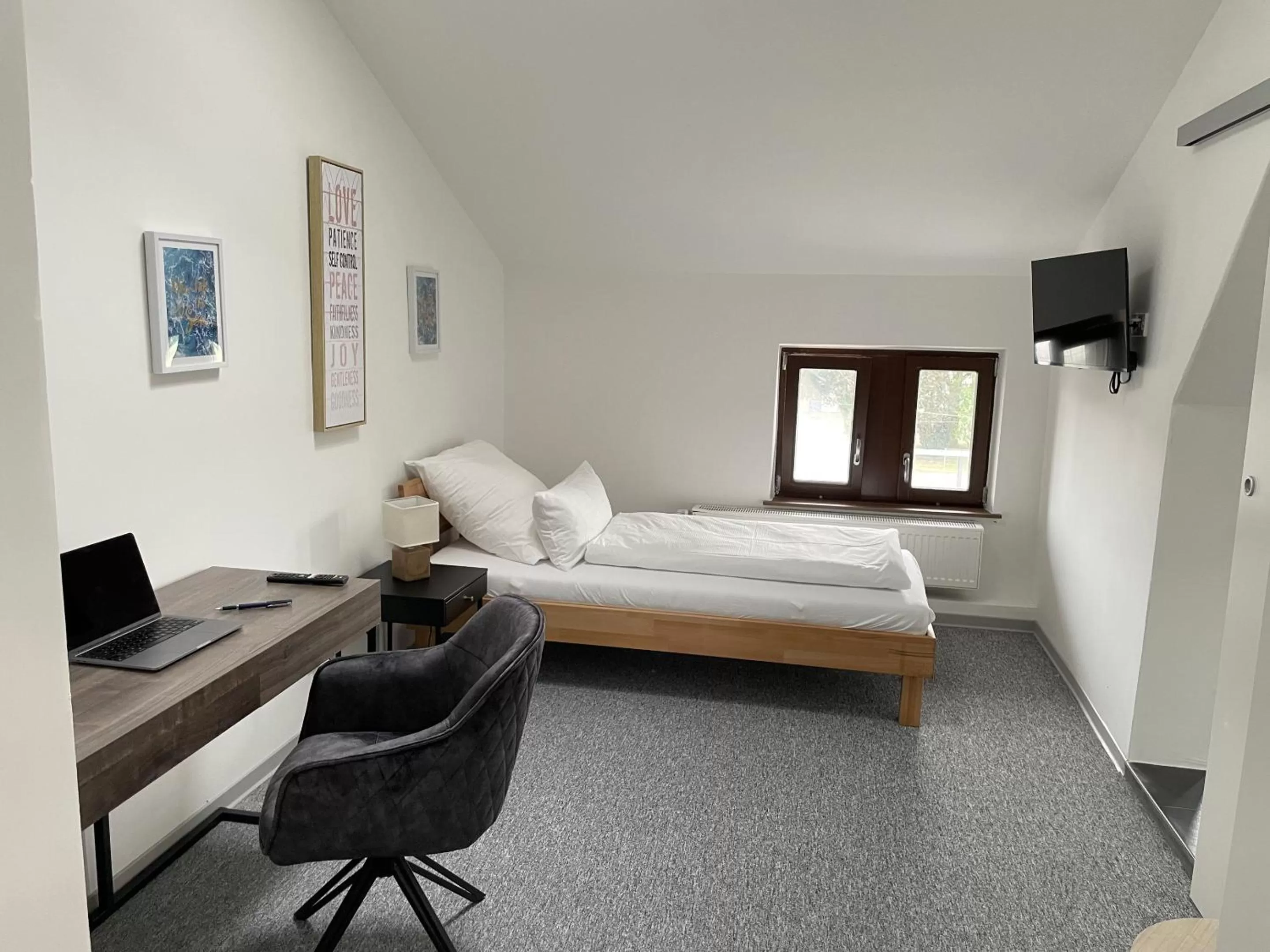 Business Single Room in Hotel-am-Bahnhof Stuttgart-Ditzingen