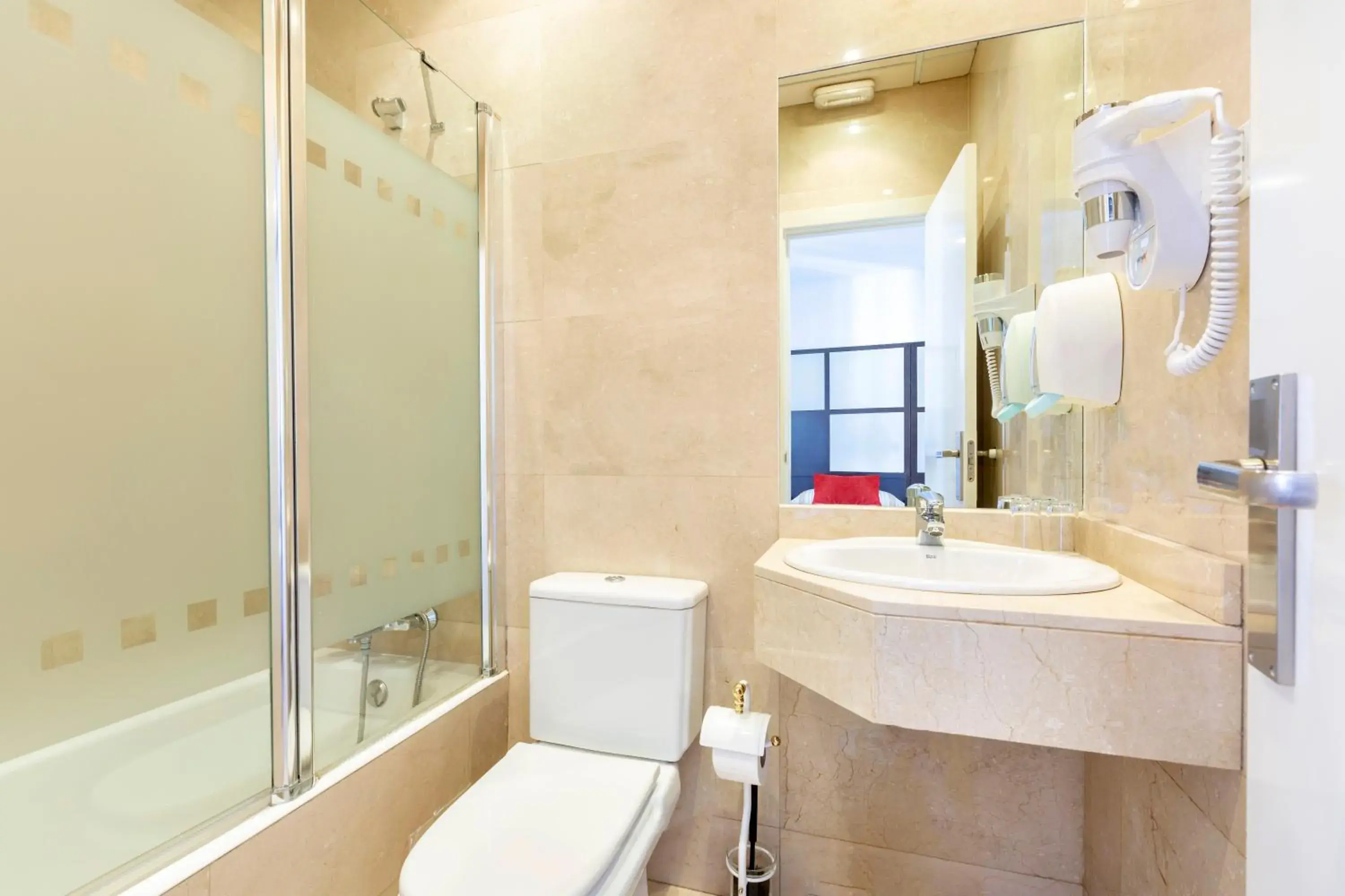 Bathroom in Hostal Abadia Madrid