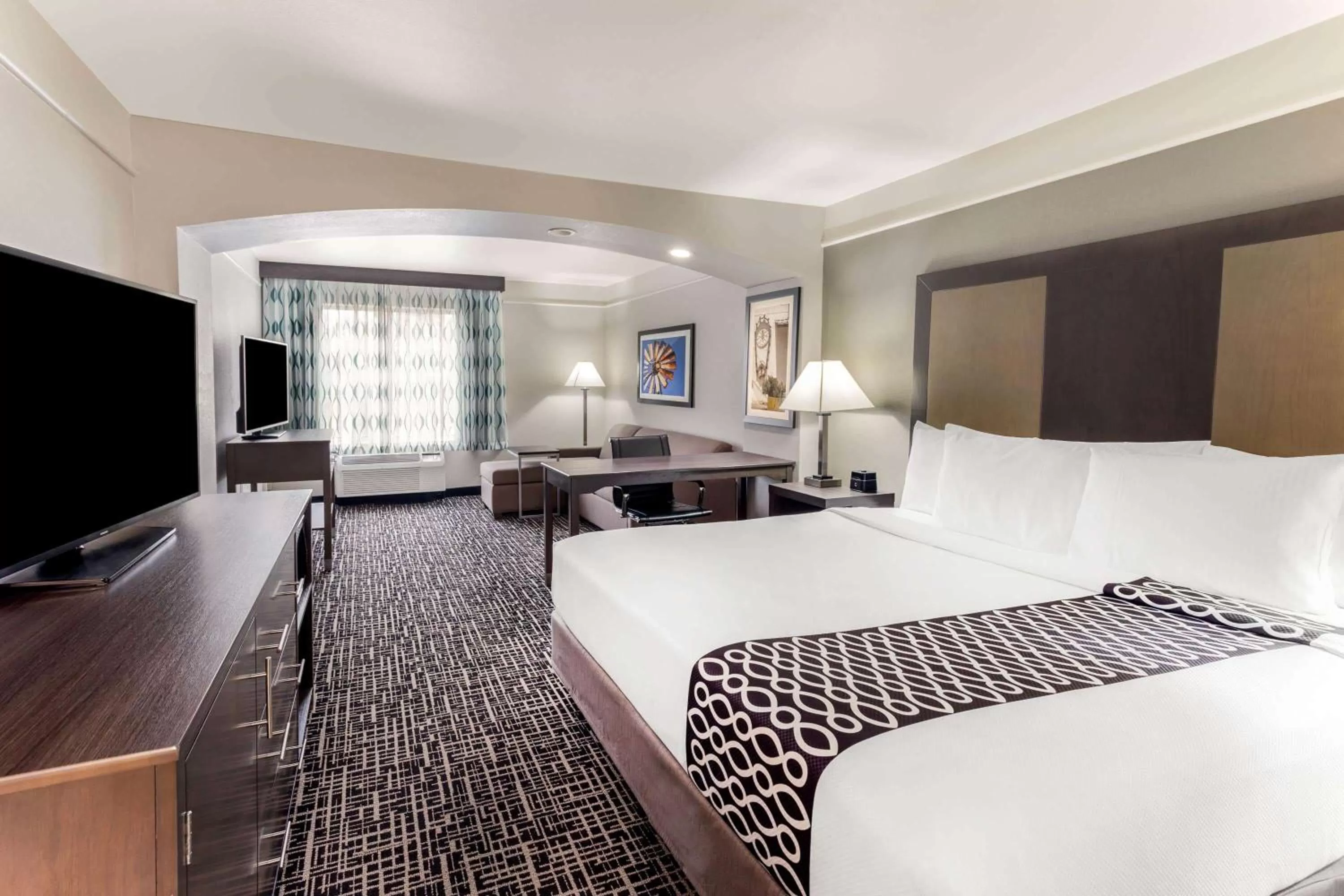 Photo of the whole room, Bed in La Quinta by Wyndham Seguin