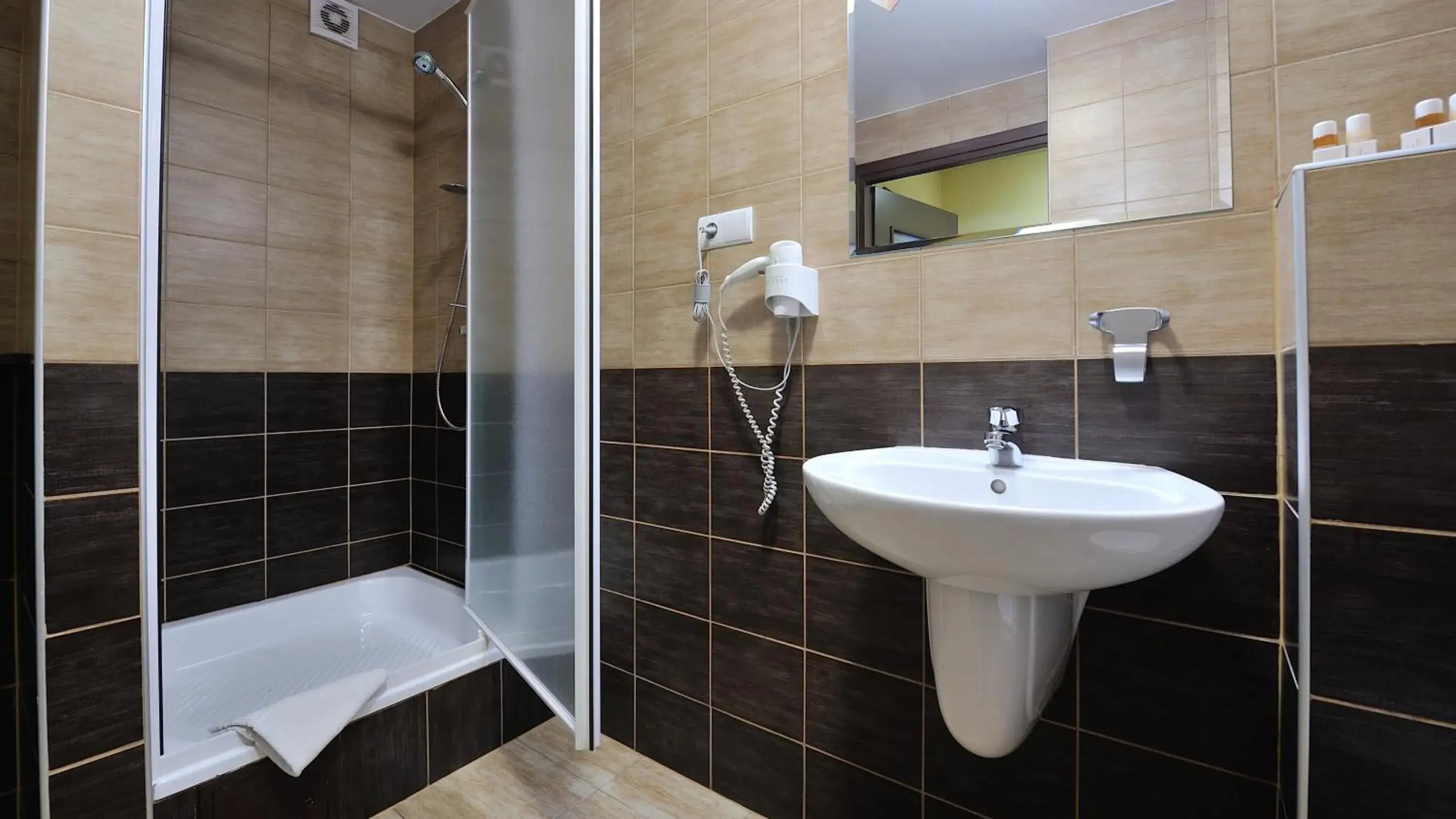 Shower, Bathroom in Hotel Diament Spodek