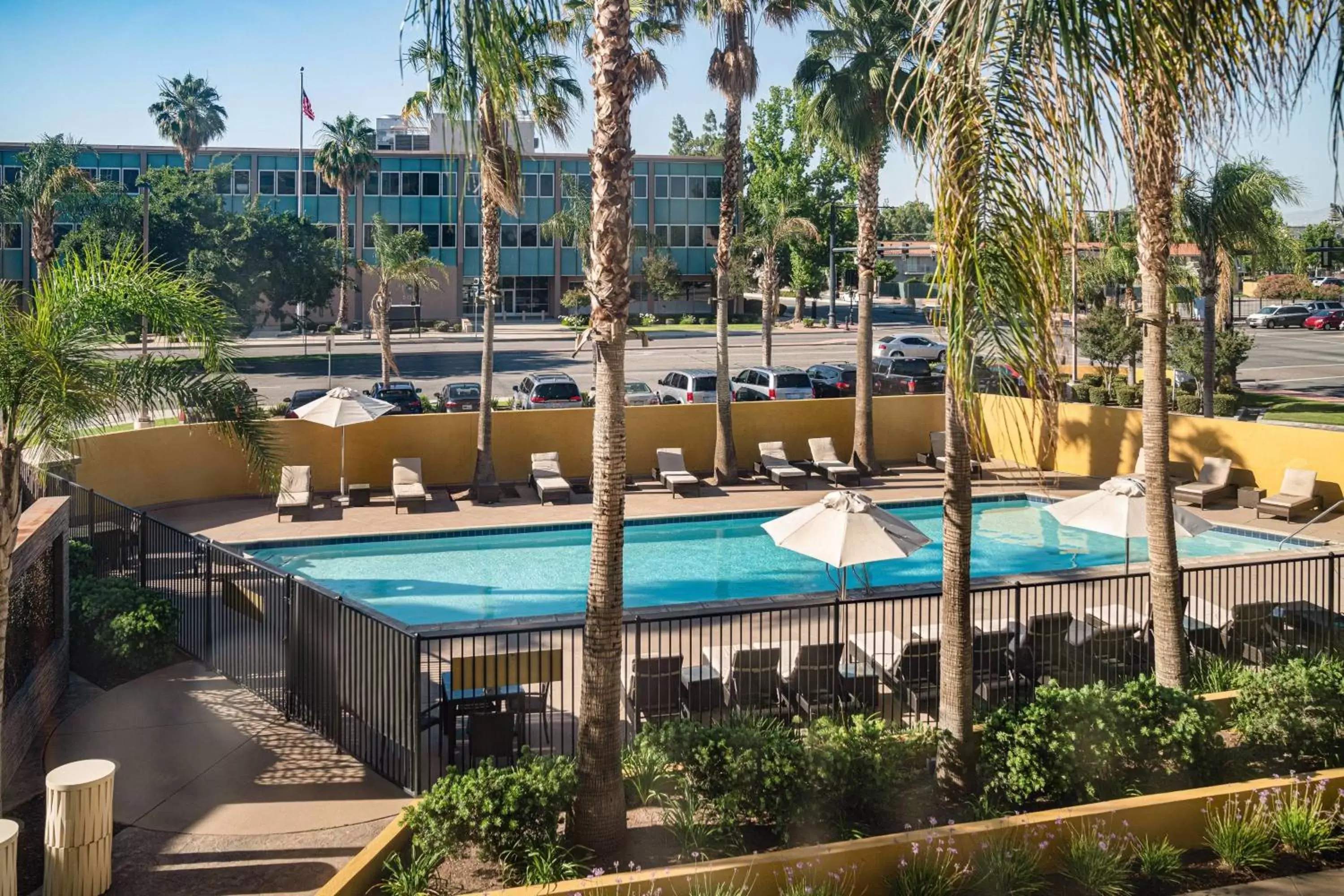 Swimming pool, Pool View in Bakersfield Marriott at the Convention Center