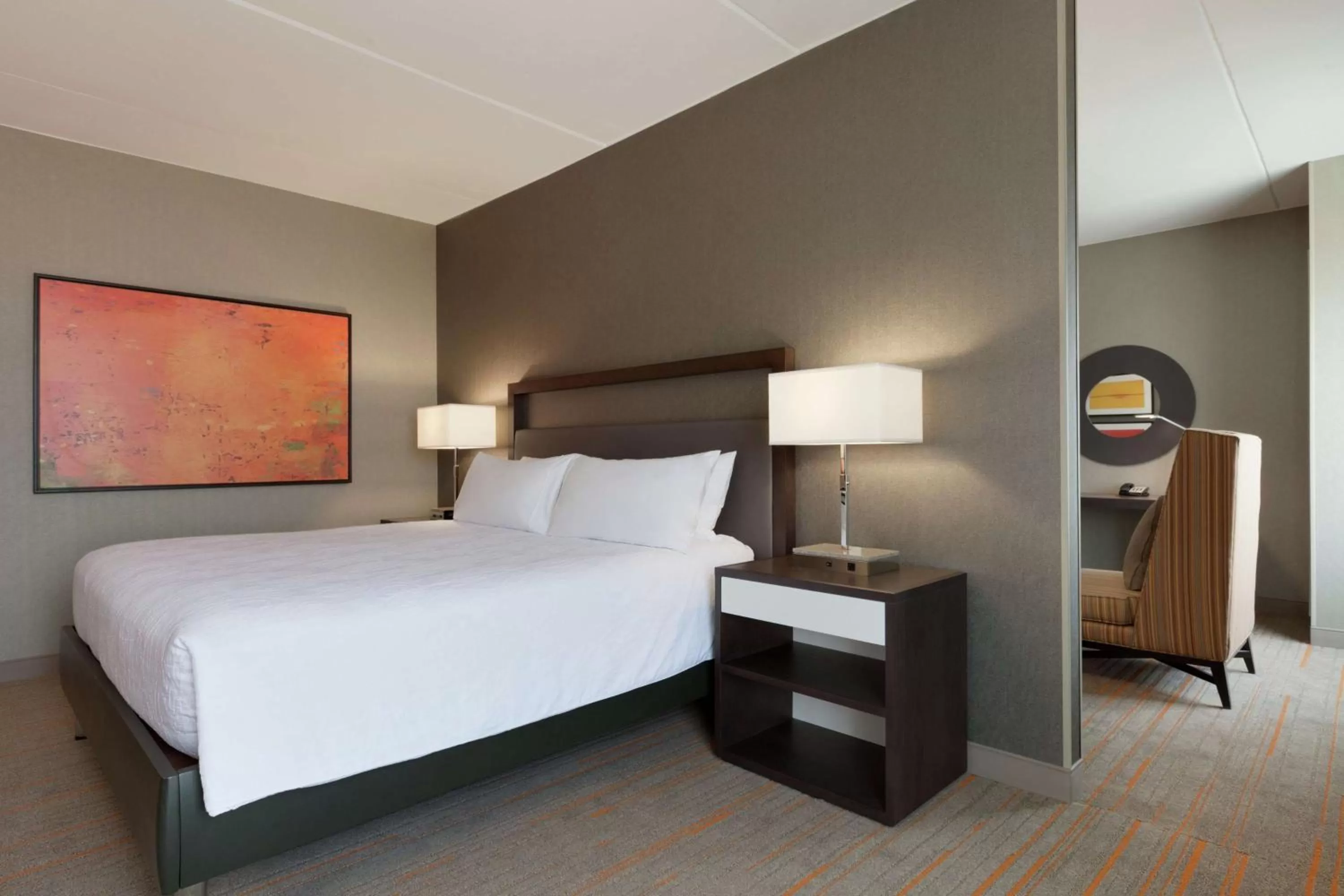 Living room, Bed in Hilton Garden Inn Rochester - University & Medical Center