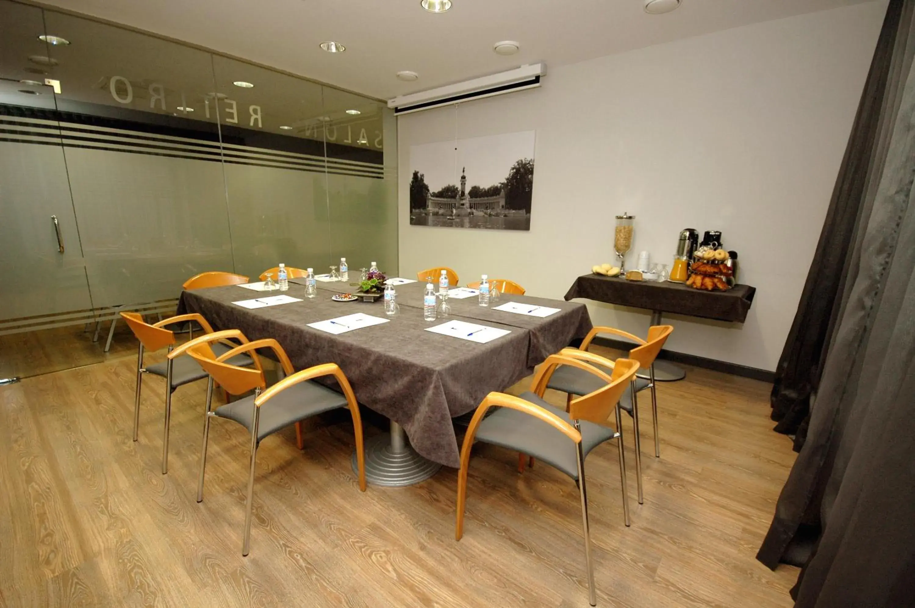 Business facilities in Hotel Cisneros