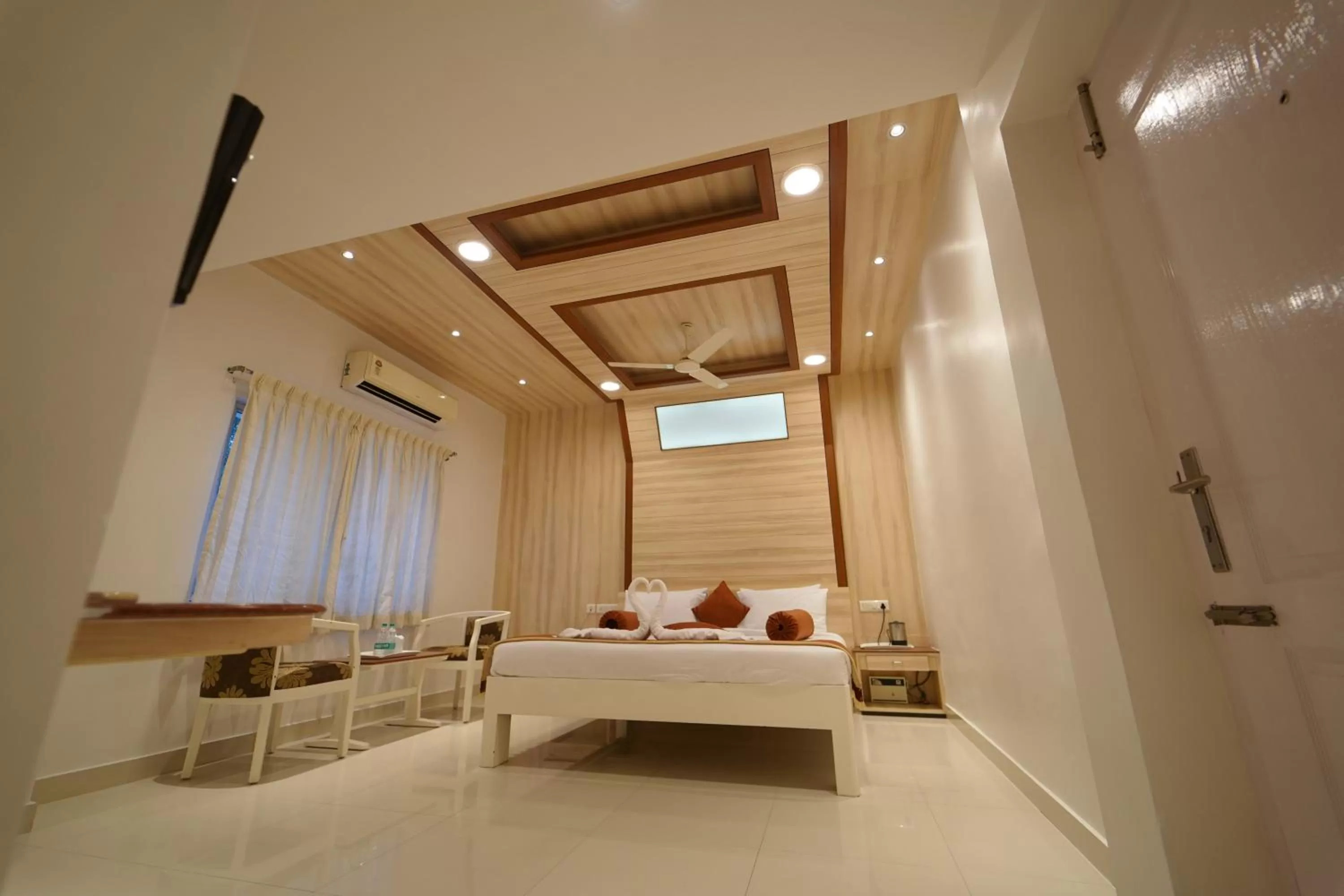 Bed in Hotel Palmyra Grand Inn