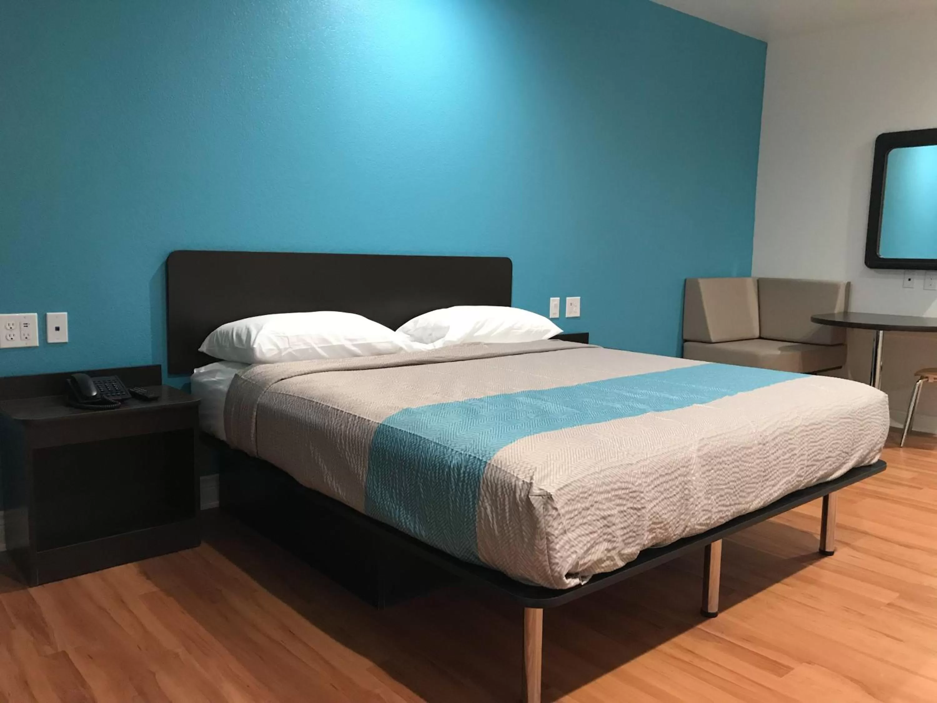 Bathroom, Bed in Motel 6-Houston, TX - North