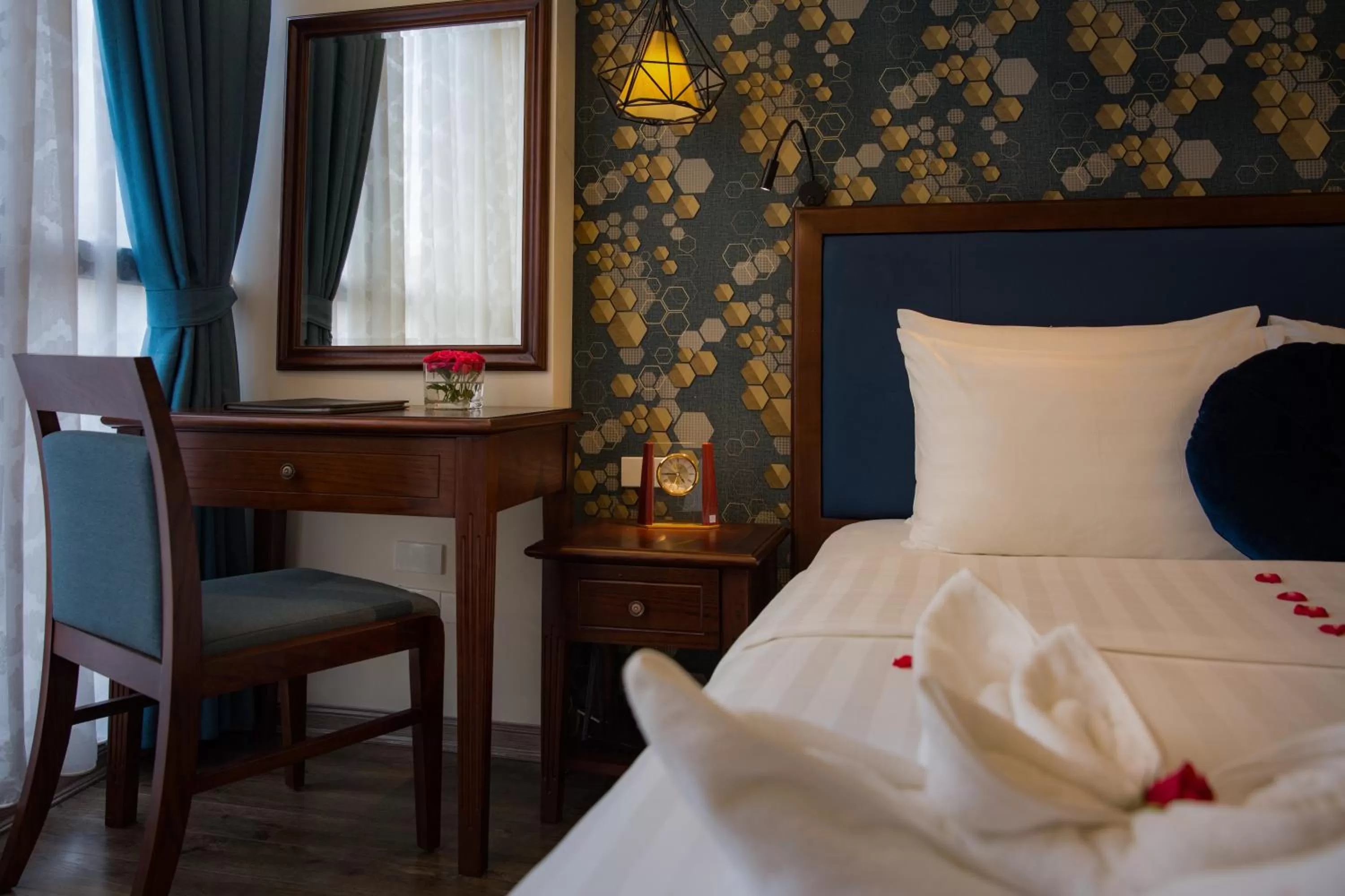 Bedroom, Bed in Holiday Emerald Hotel