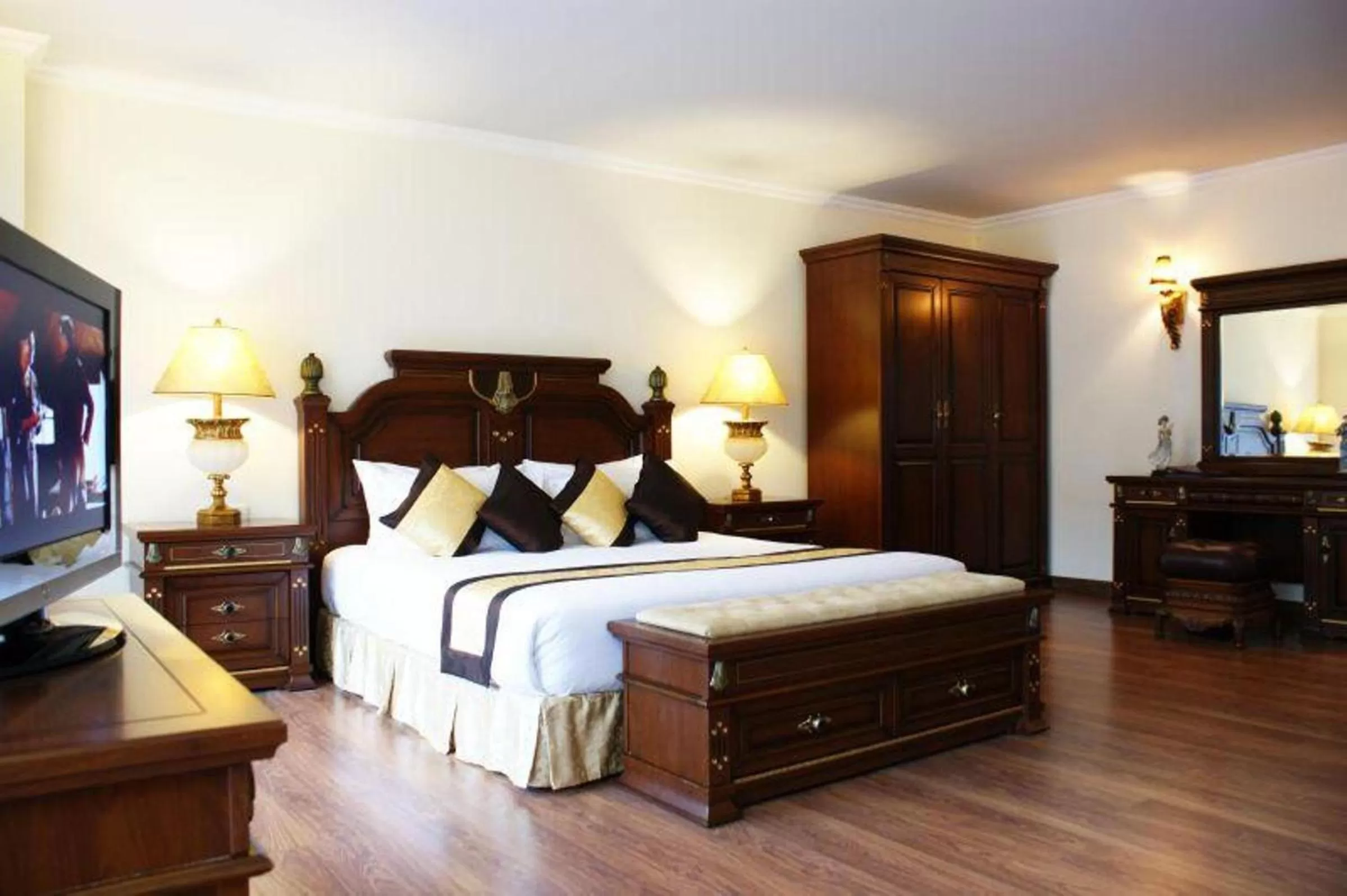 Photo of the whole room, Bed in LK Metropole