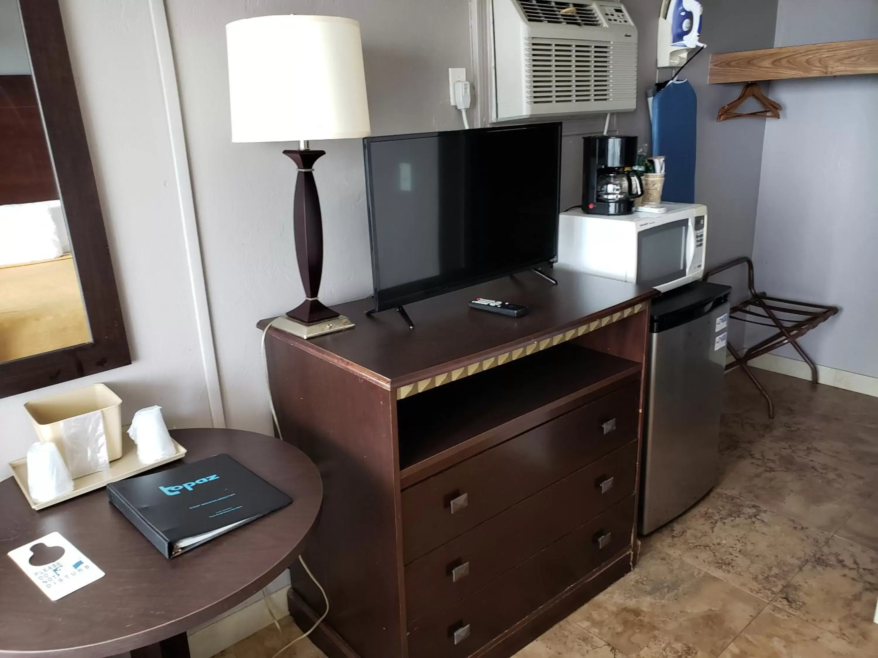 TV and multimedia, Kitchen/Kitchenette in Topaz Motel - Flagler Beach