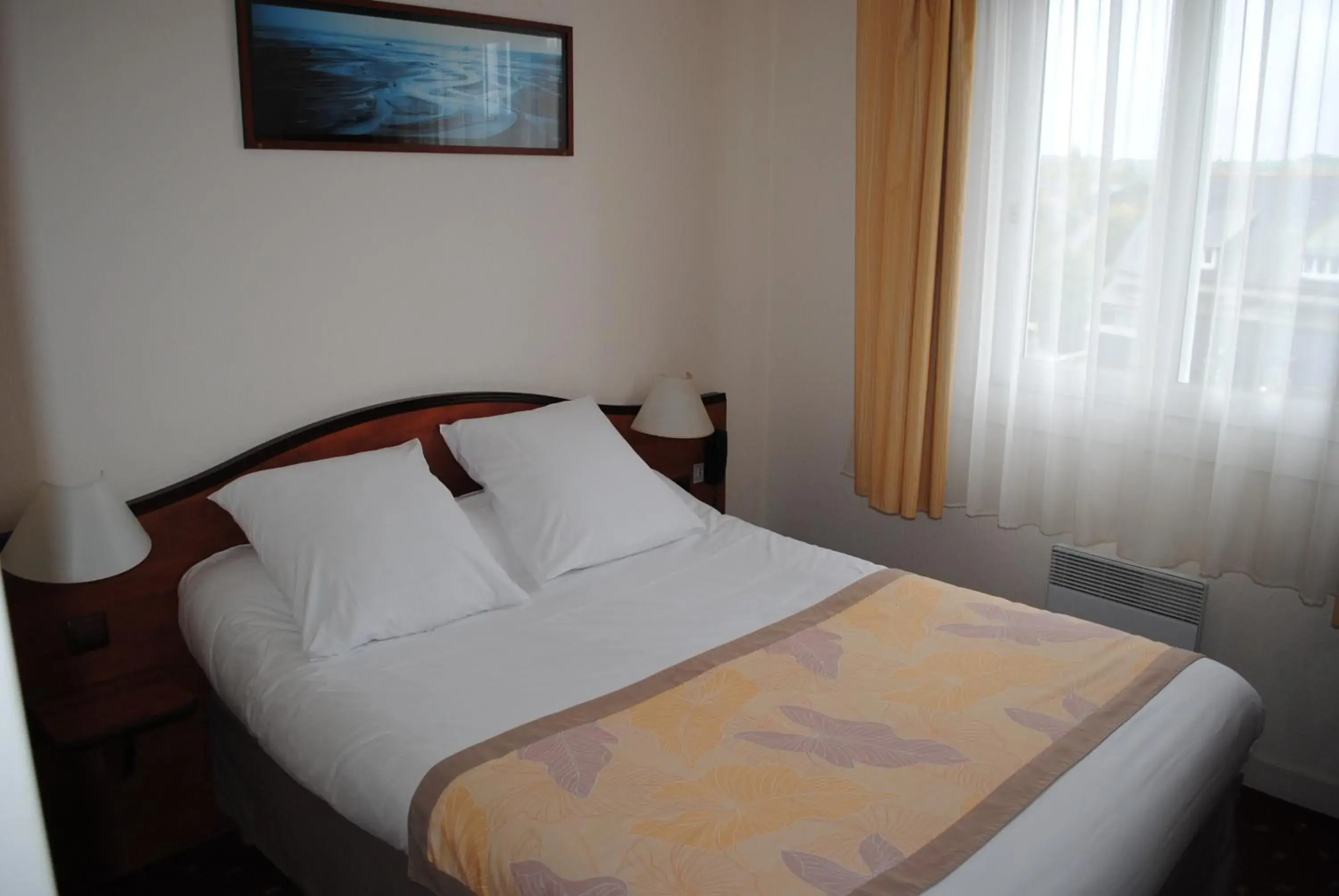 Photo of the whole room, Bed in Hotel Le Goelo - Port de Paimpol