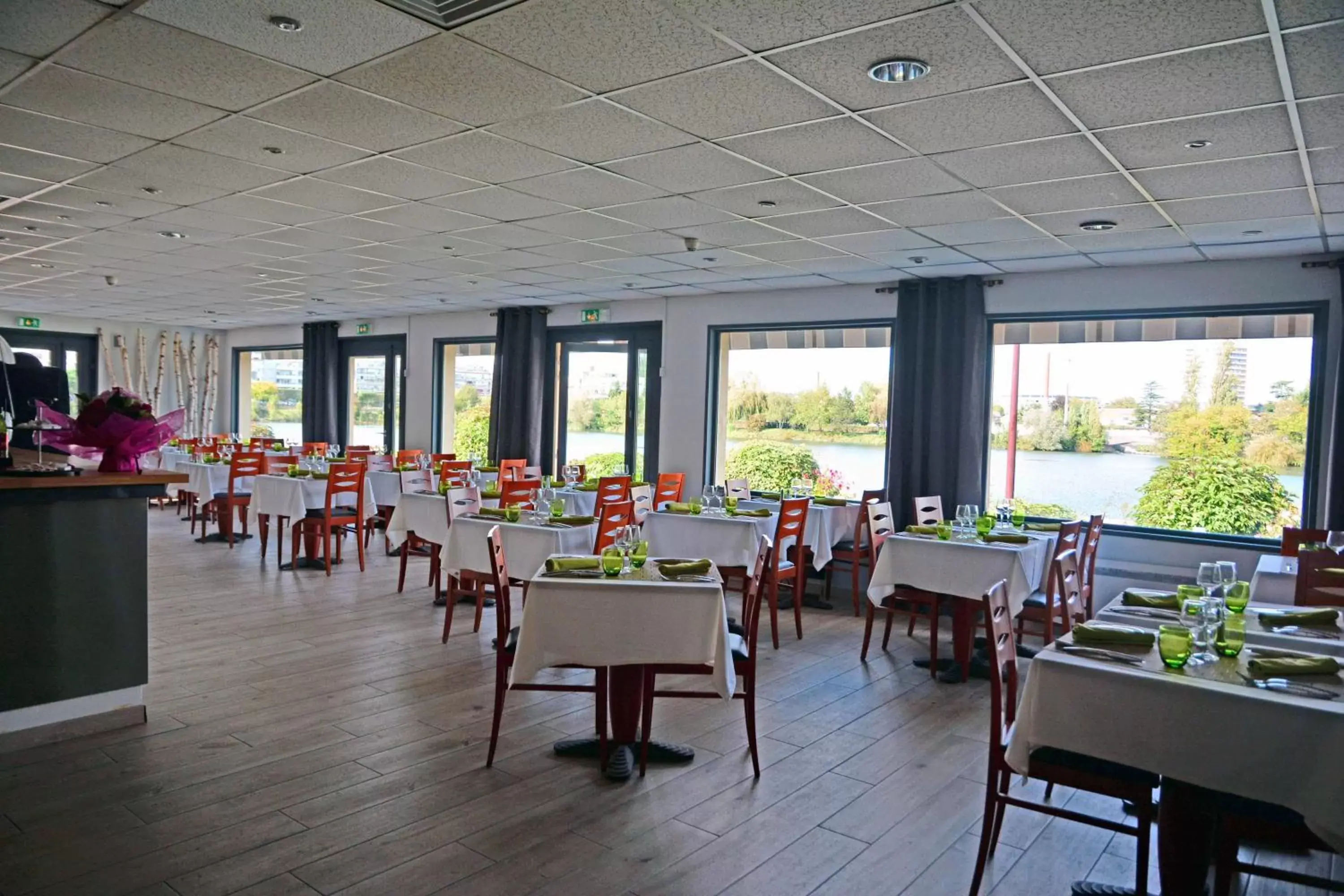 Restaurant/Places to Eat in Logis Hôtel des Lacs Paris Sud