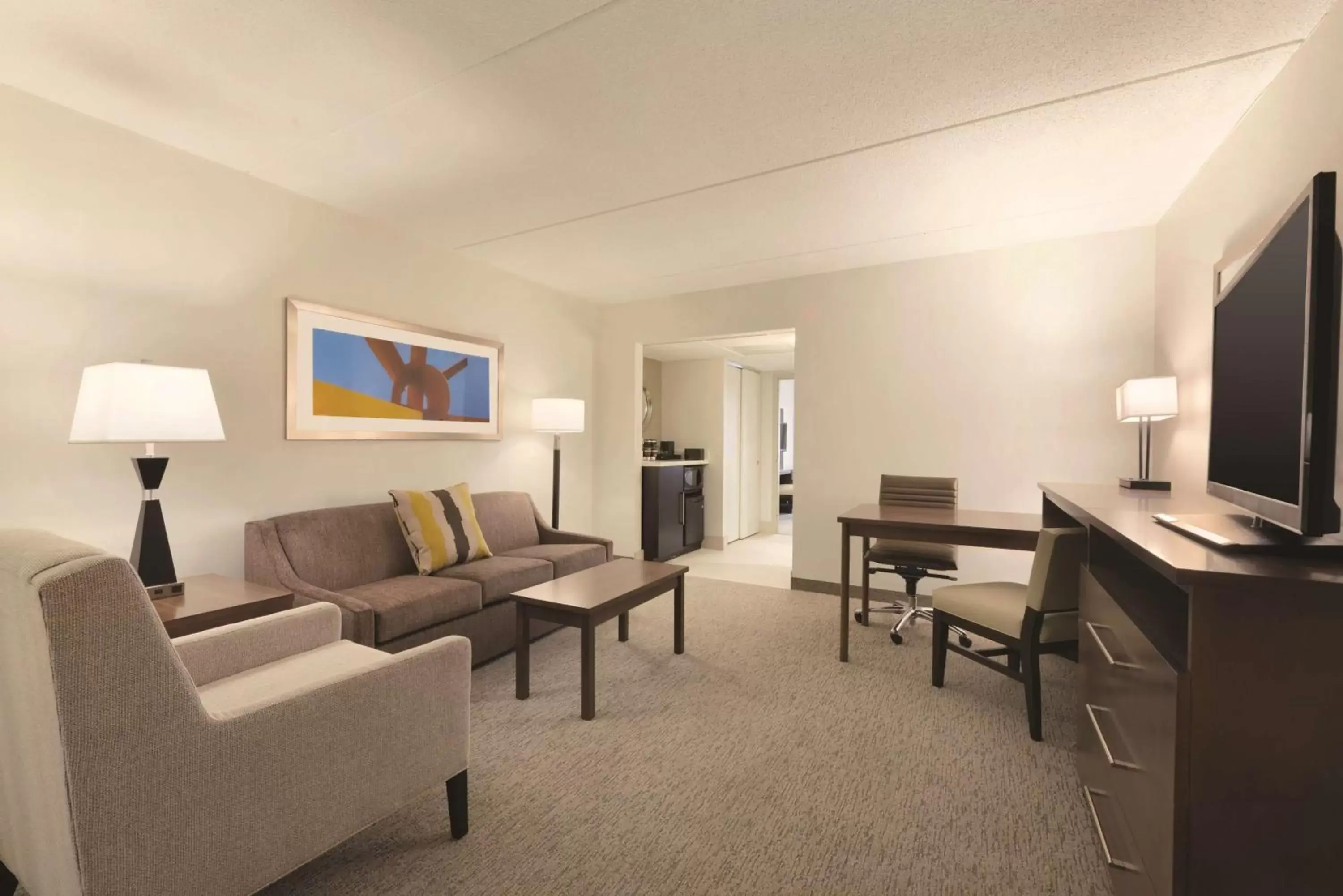 Bedroom, Seating Area in Embassy Suites by Hilton Milwaukee Brookfield