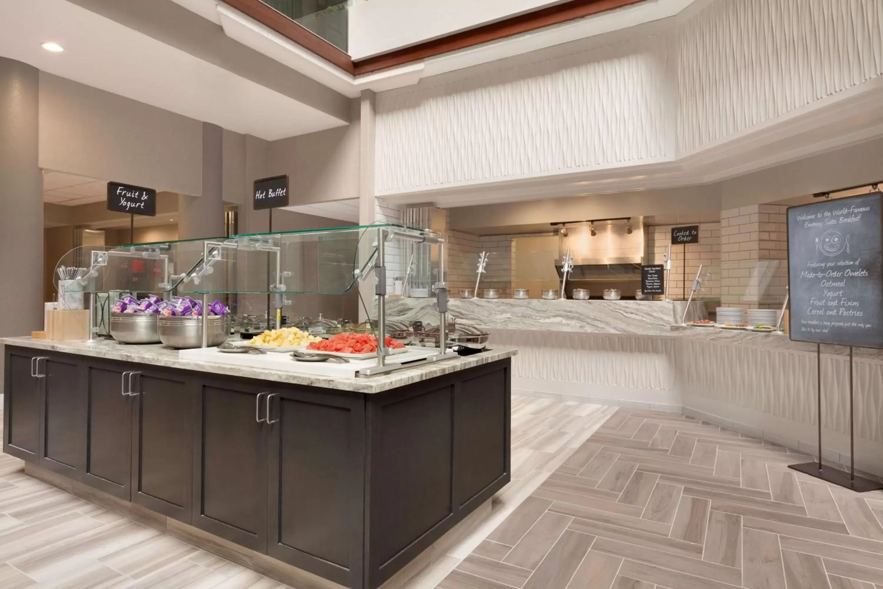 Dining area, Kitchen/Kitchenette in Embassy Suites by Hilton Irvine Orange County Airport