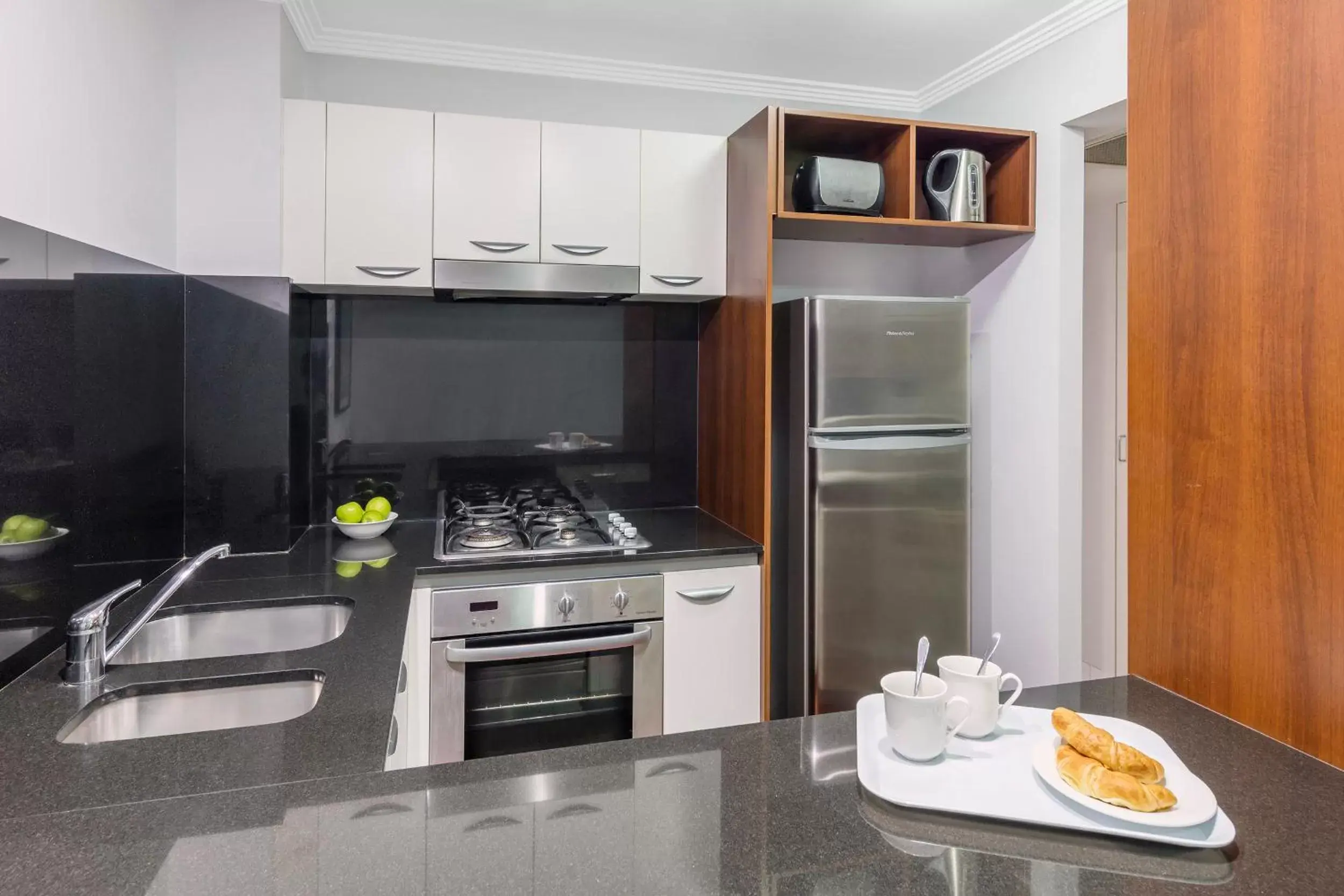 Coffee/tea facilities, Kitchen/Kitchenette in Oaks Brisbane Lexicon Suites