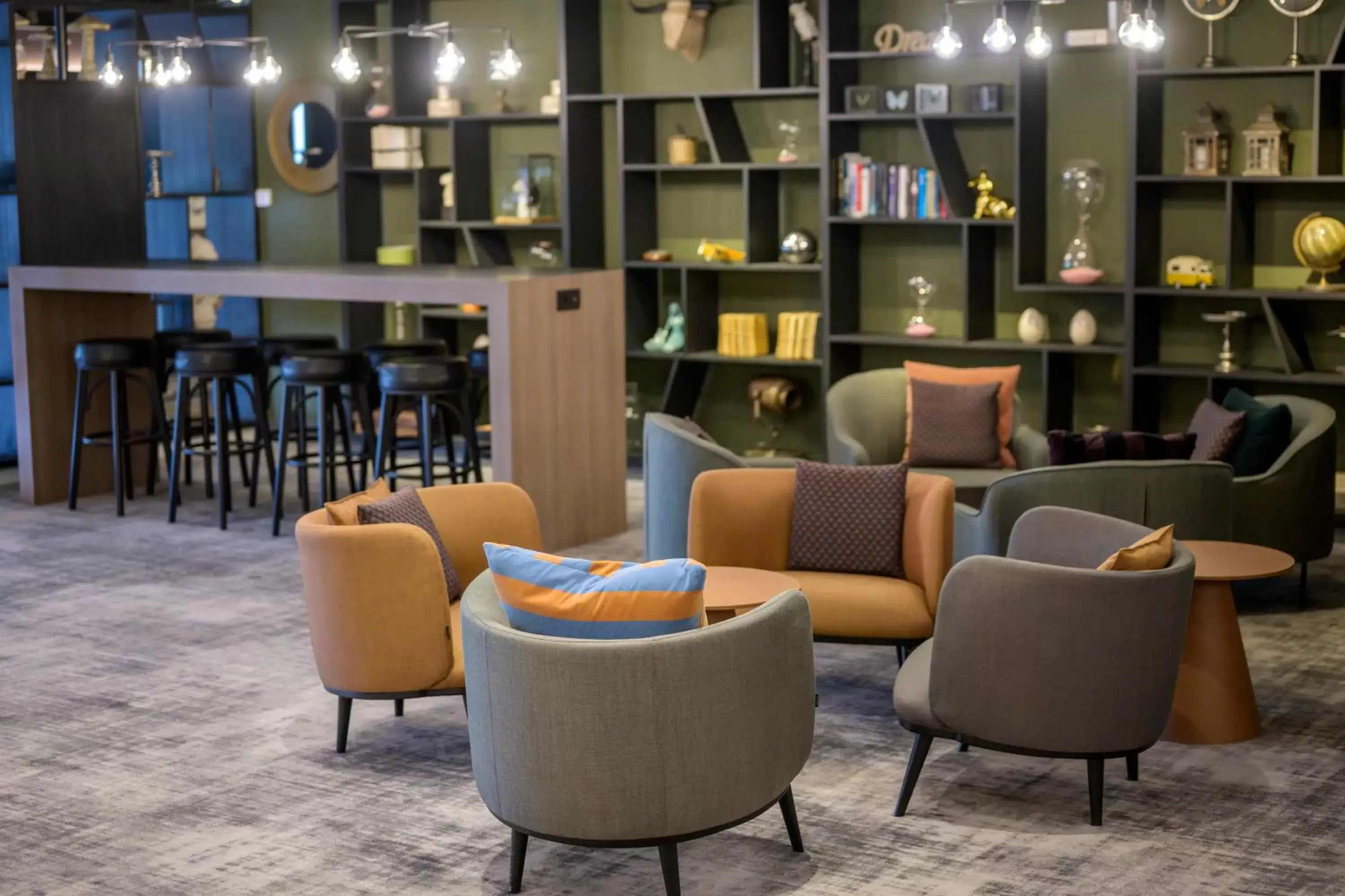 Lobby or reception, Lounge/Bar in Holiday Inn Hotel Brussels Airport, an IHG Hotel