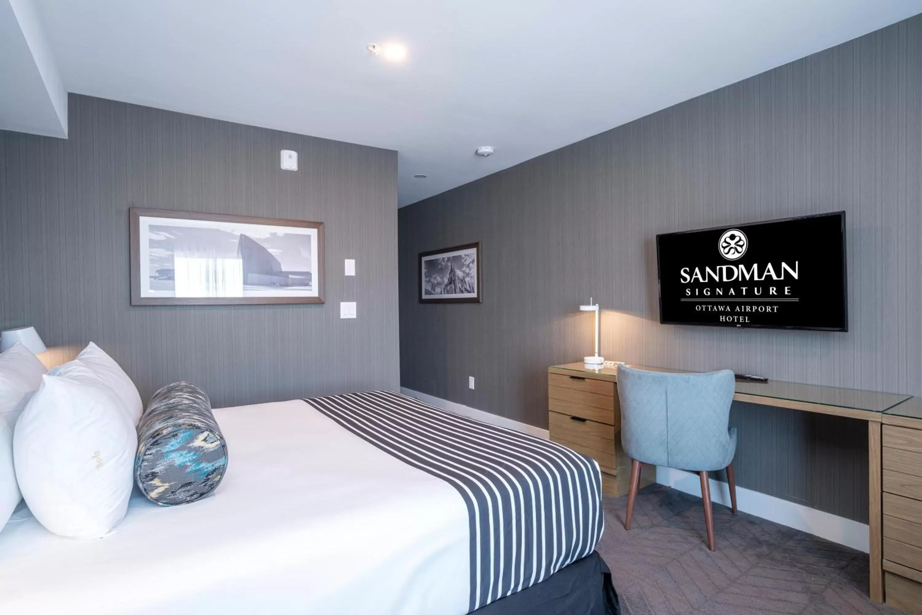 Photo of the whole room in Sandman Signature Ottawa Airport Hotel