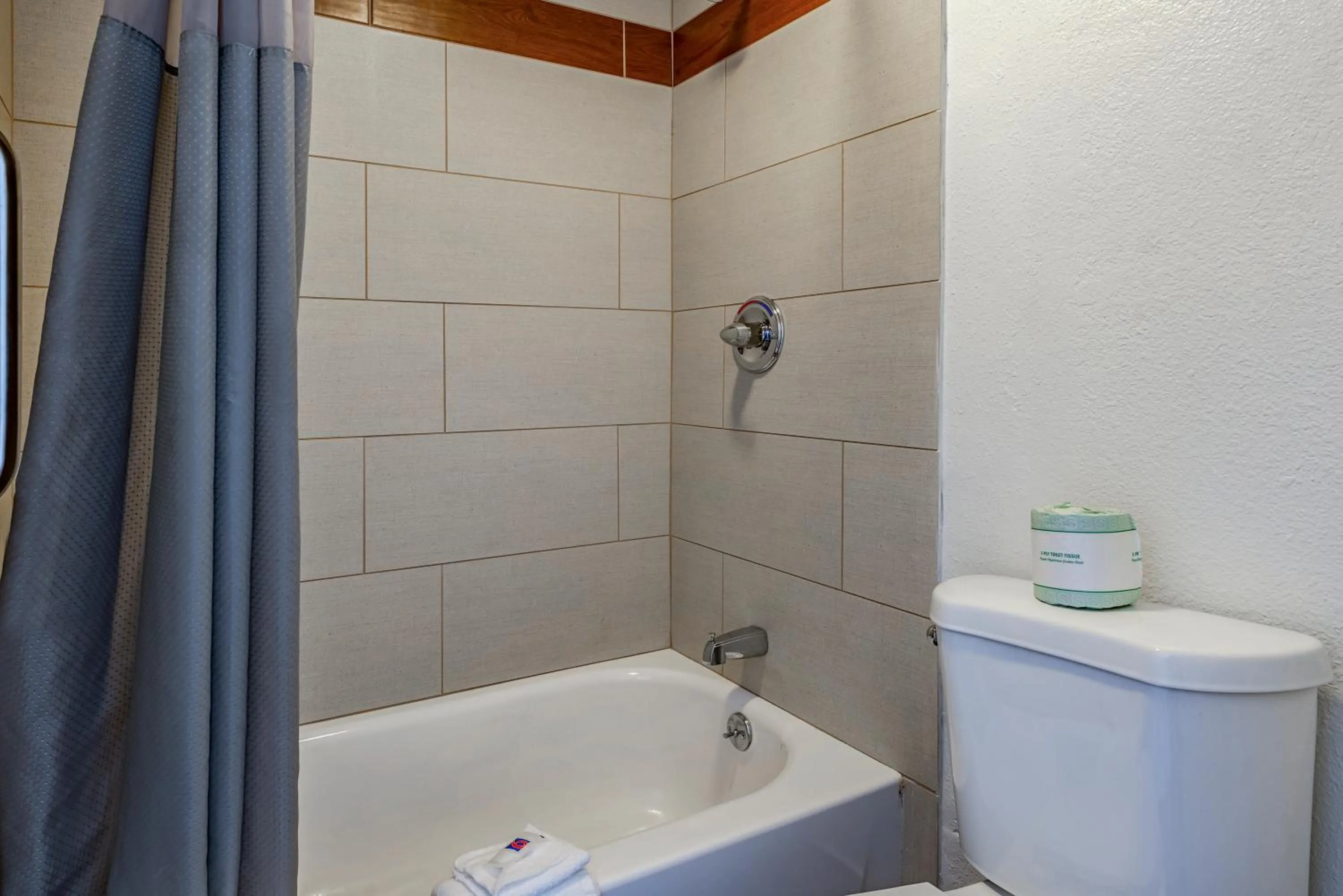 Bathroom in Motel 6-Cincinnati, OH - Central - Norwood