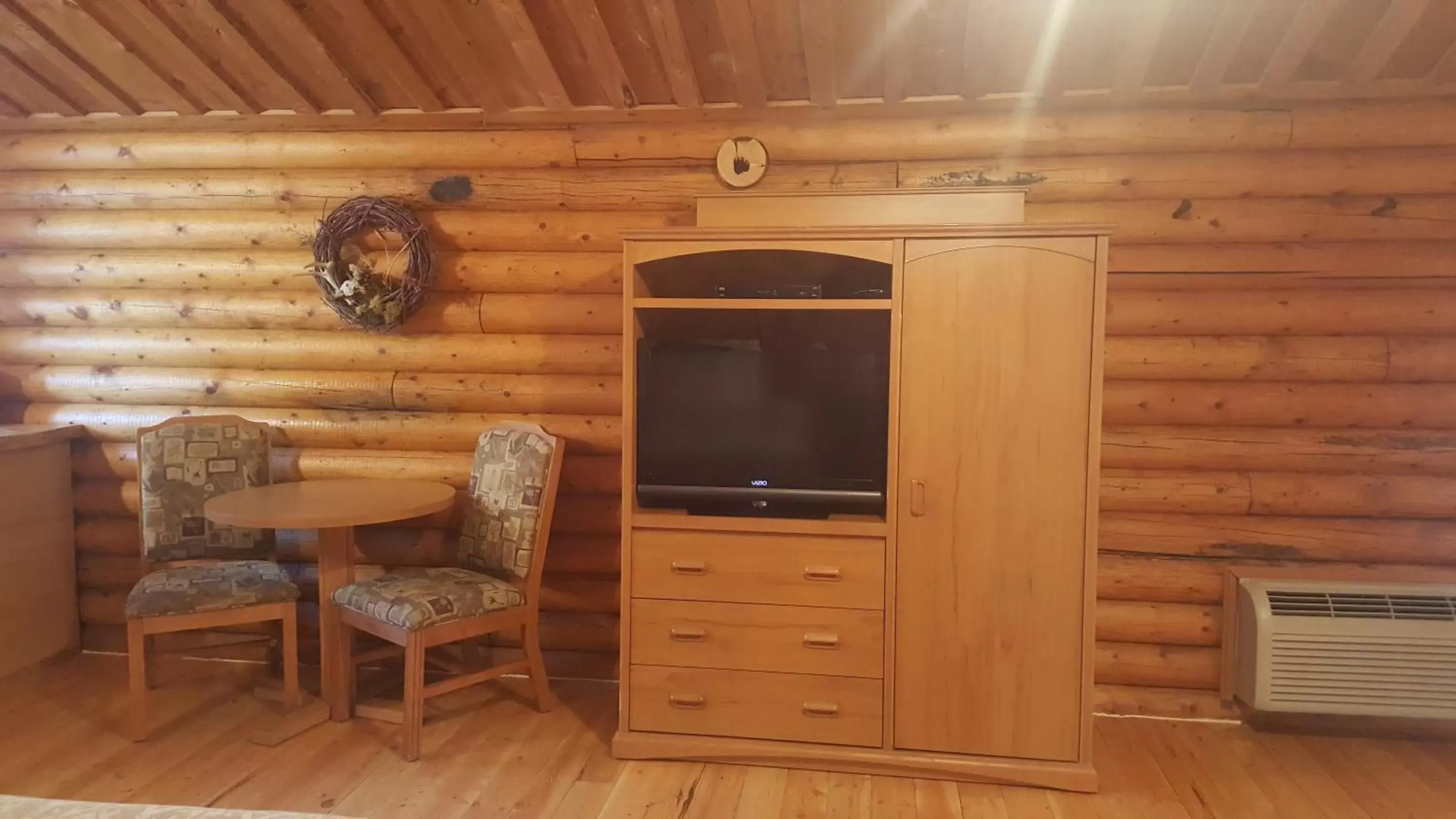 TV/Entertainment Center in Riverfront Motel & Cabins