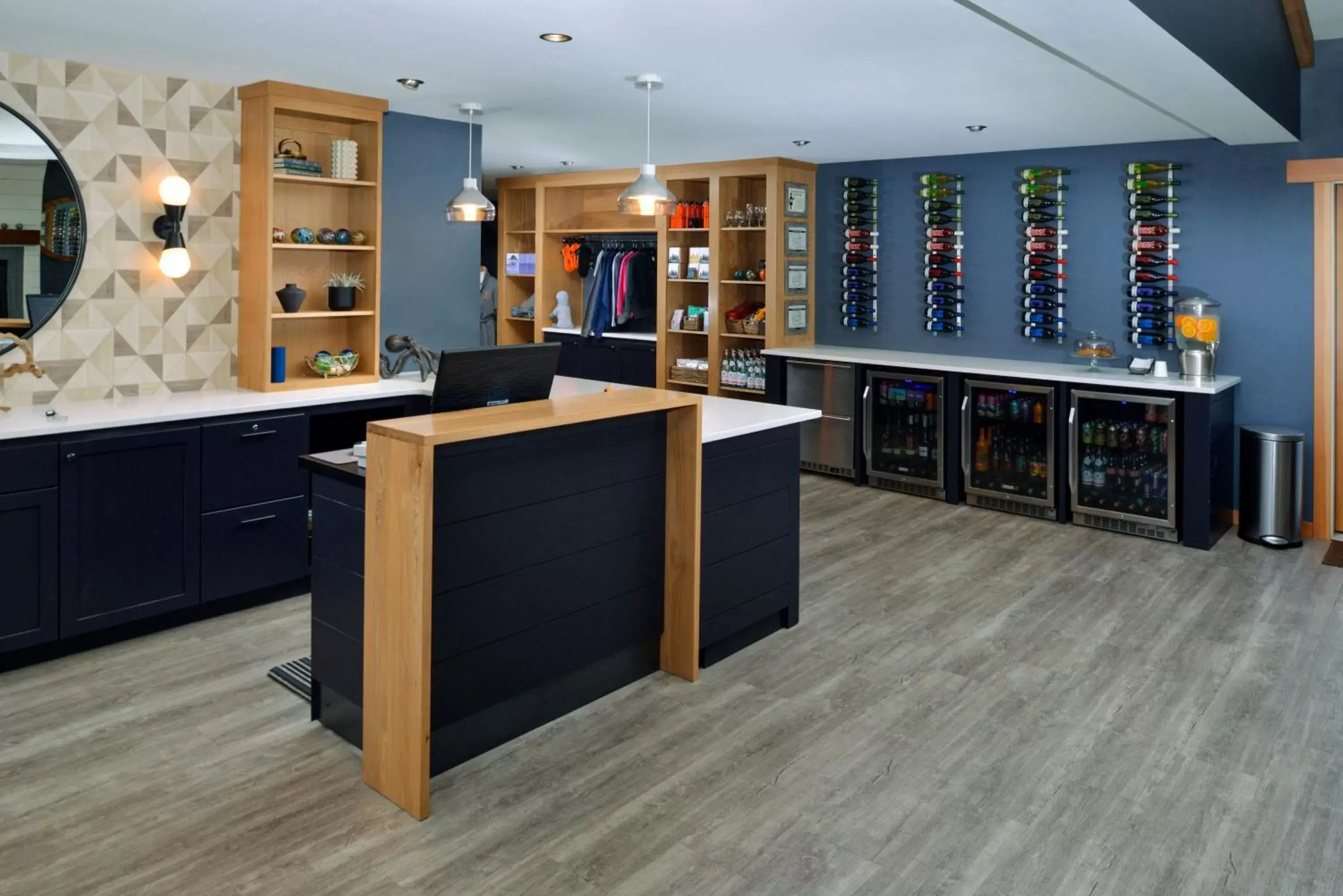 Lobby or reception, Kitchen/Kitchenette in The Coho Oceanfront Lodge