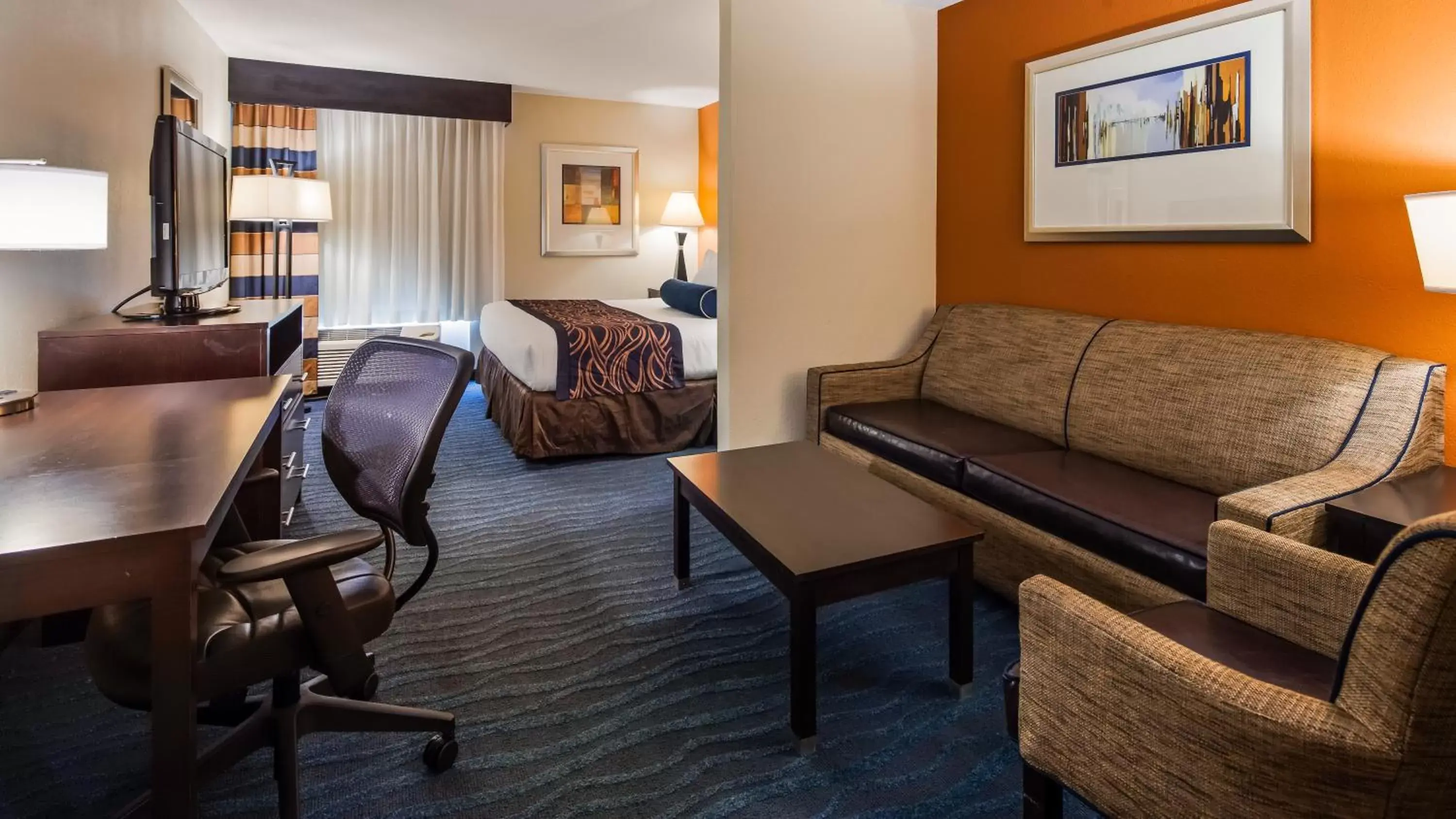 Photo of the whole room, Seating Area in Best Western Plus - Columbia North East