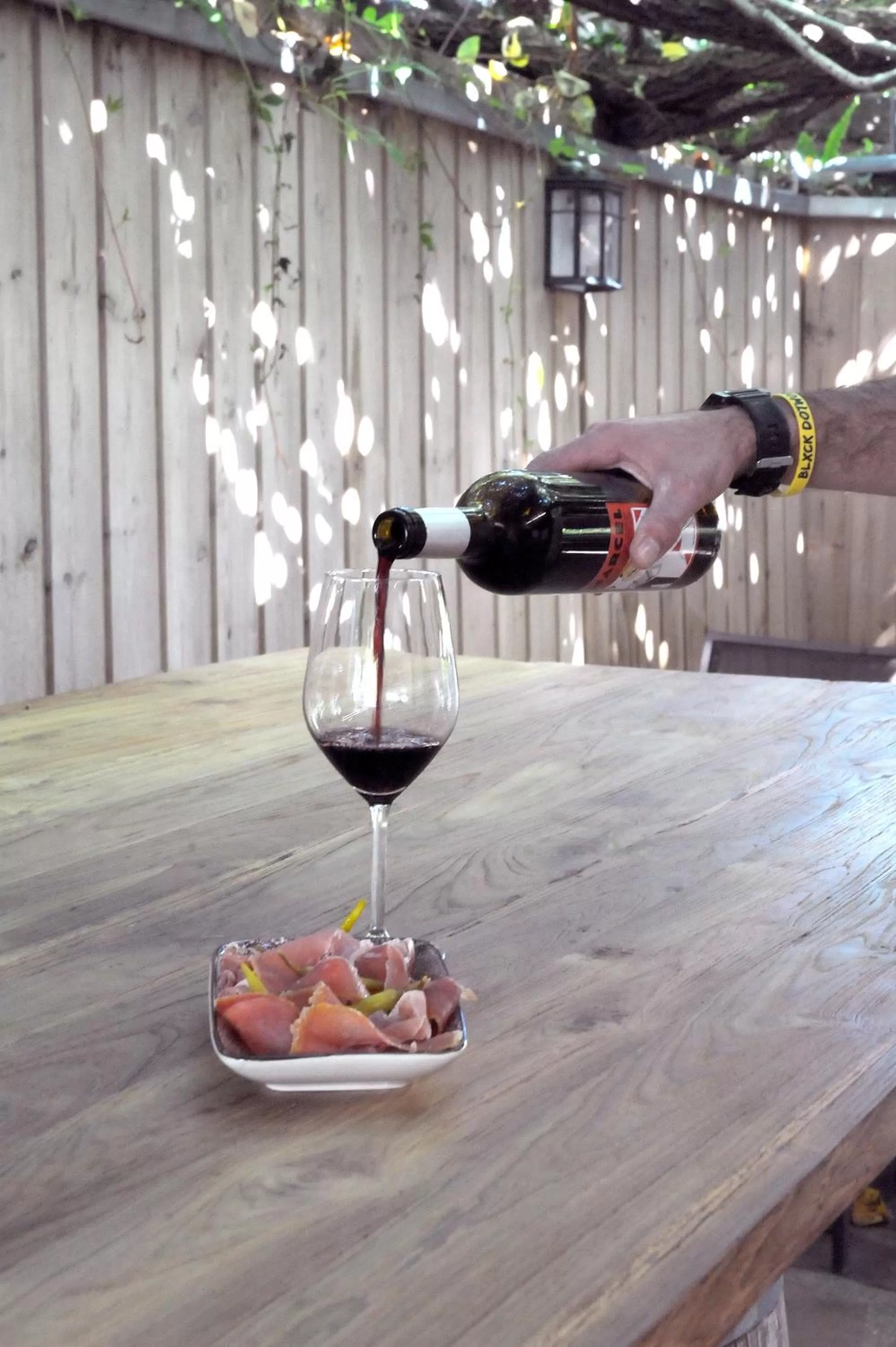 Patio in Logis Hôtel du Chêne