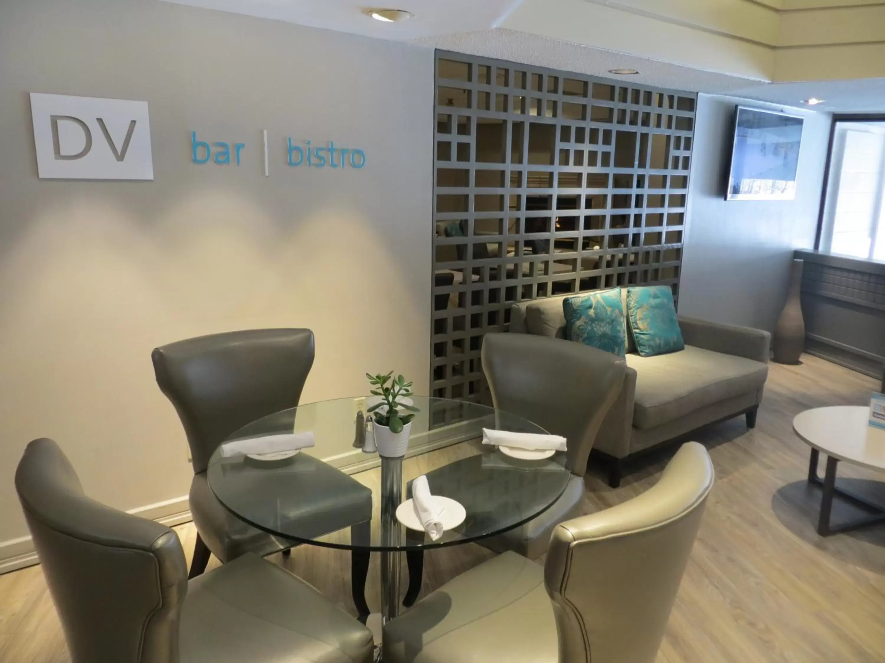 Lounge or bar, Seating Area in Toronto Don Valley Hotel and Suites