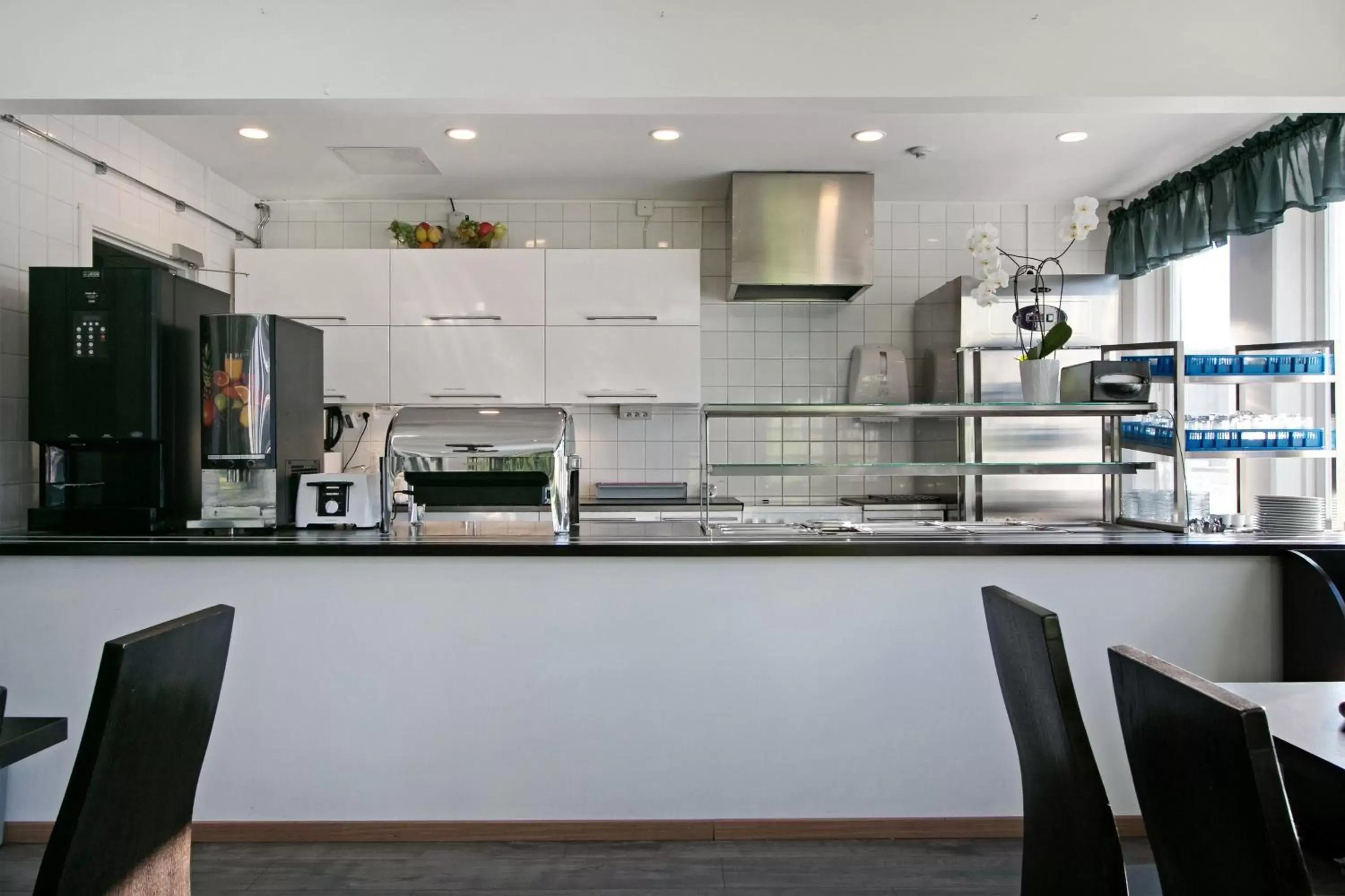 Dining area, Kitchen/Kitchenette in Brunnby Hotel