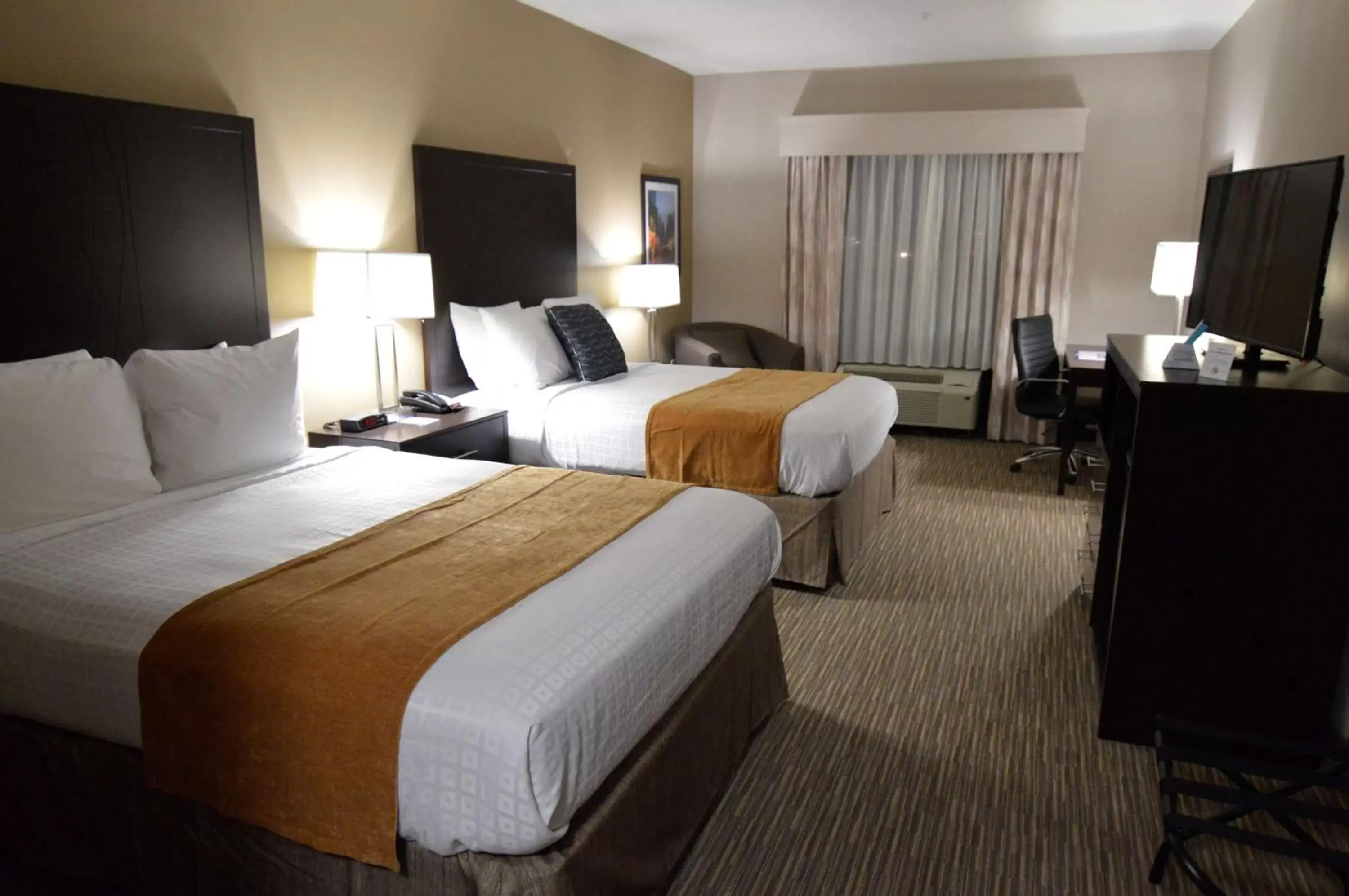 Photo of the whole room, Bed in Best Western False River Hotel