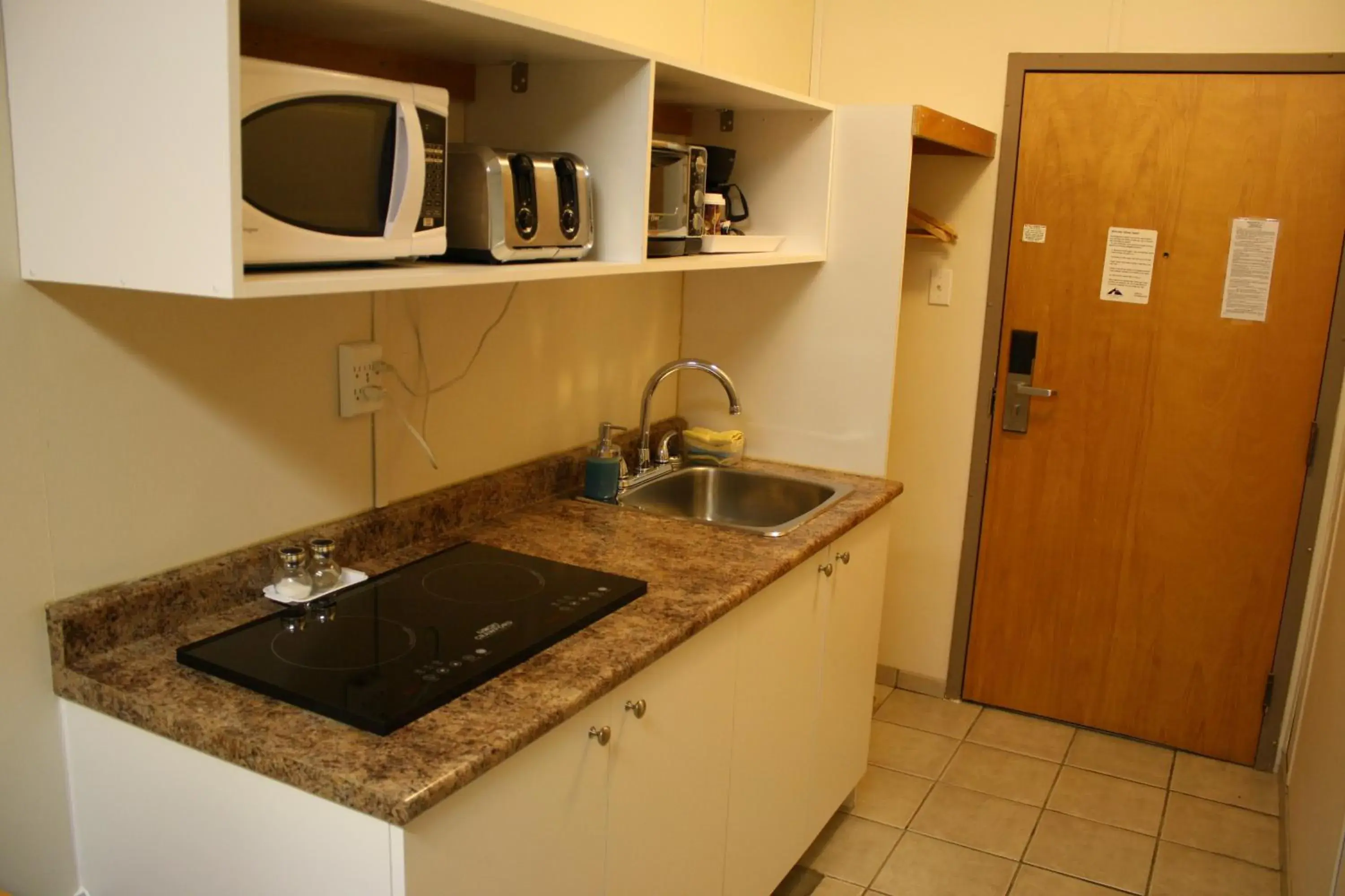 Kitchen/Kitchenette in Chinook Inn