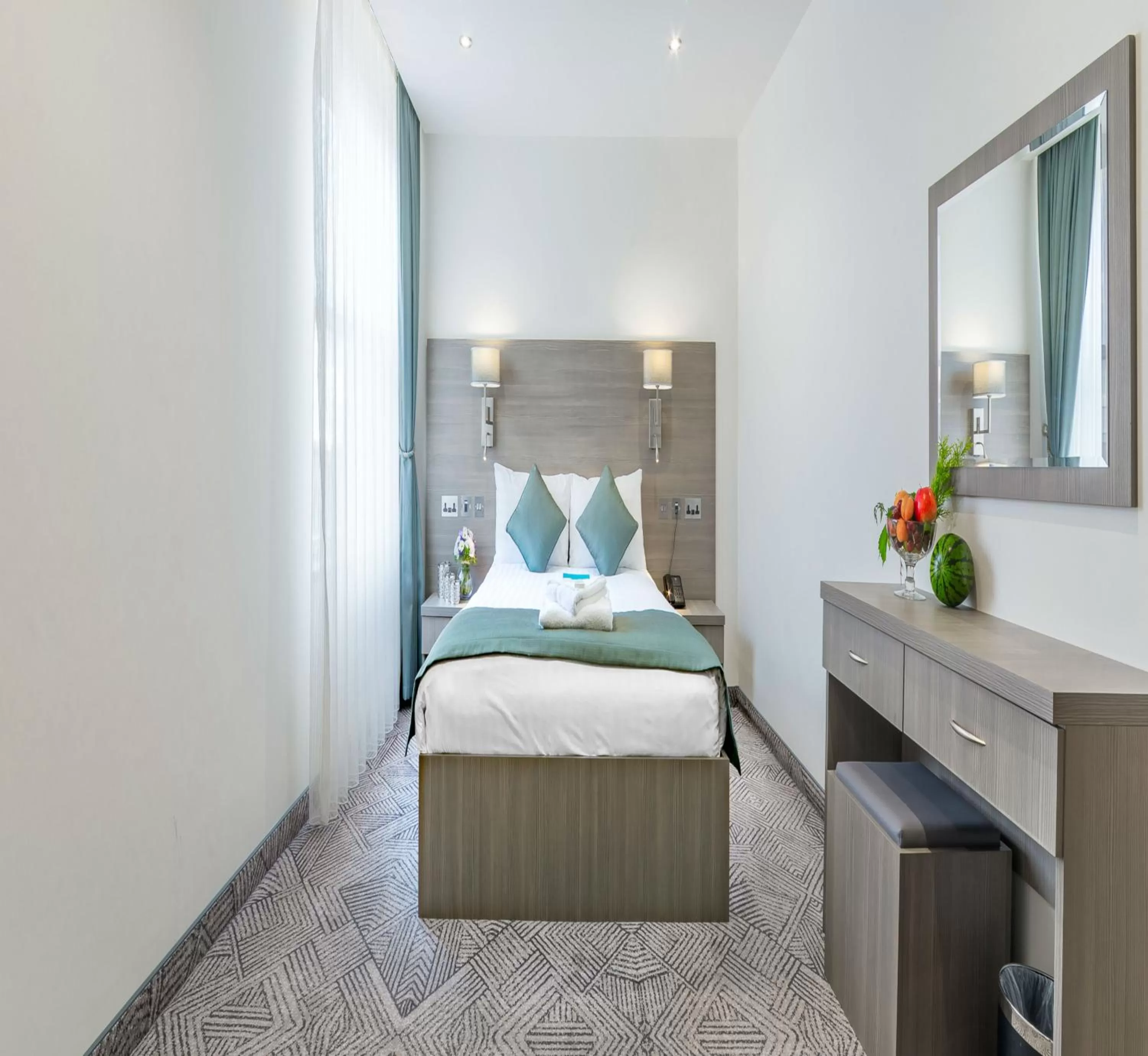 Photo of the whole room, Bed in The Lion & Key Hotel