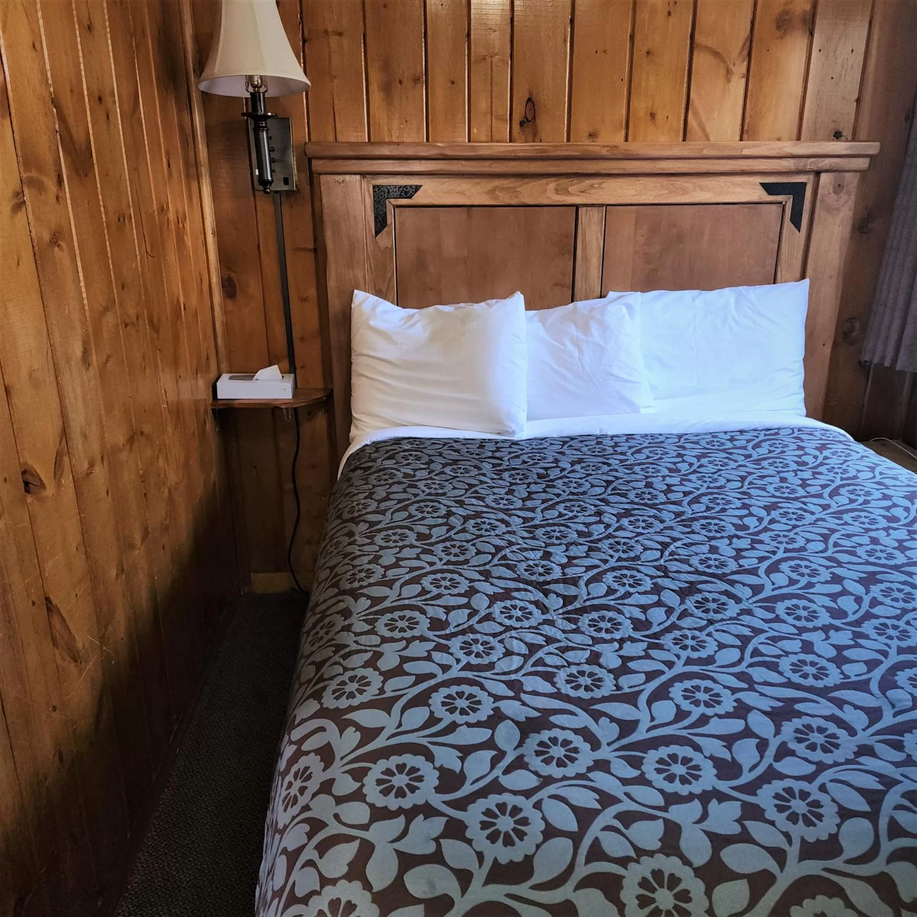 Bed in Canyon Motel near Rocky Mountain National Park