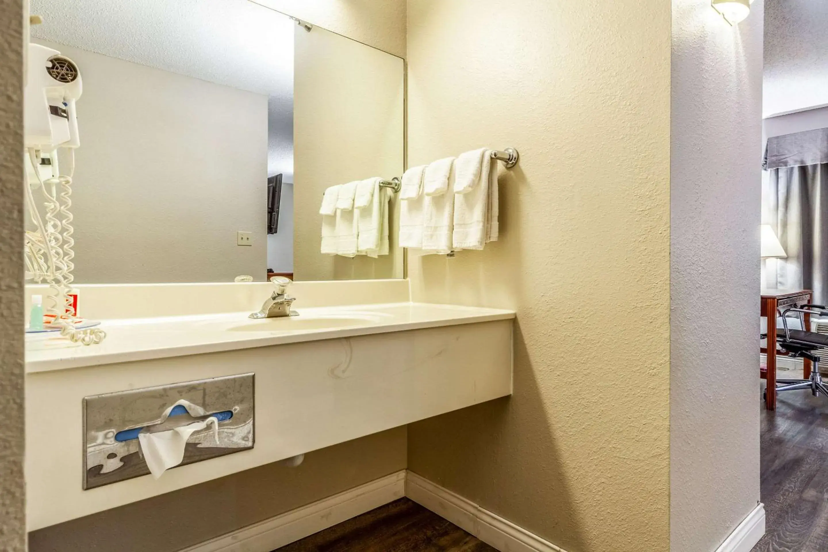 Photo of the whole room, Bathroom in Econo Lodge Lincoln