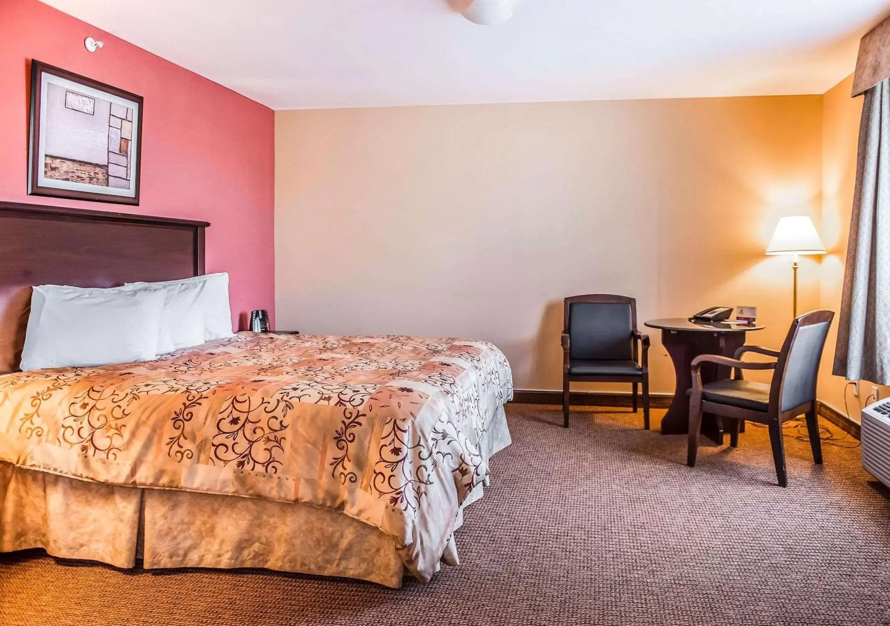 Photo of the whole room, Bed in Quality Inn Orleans