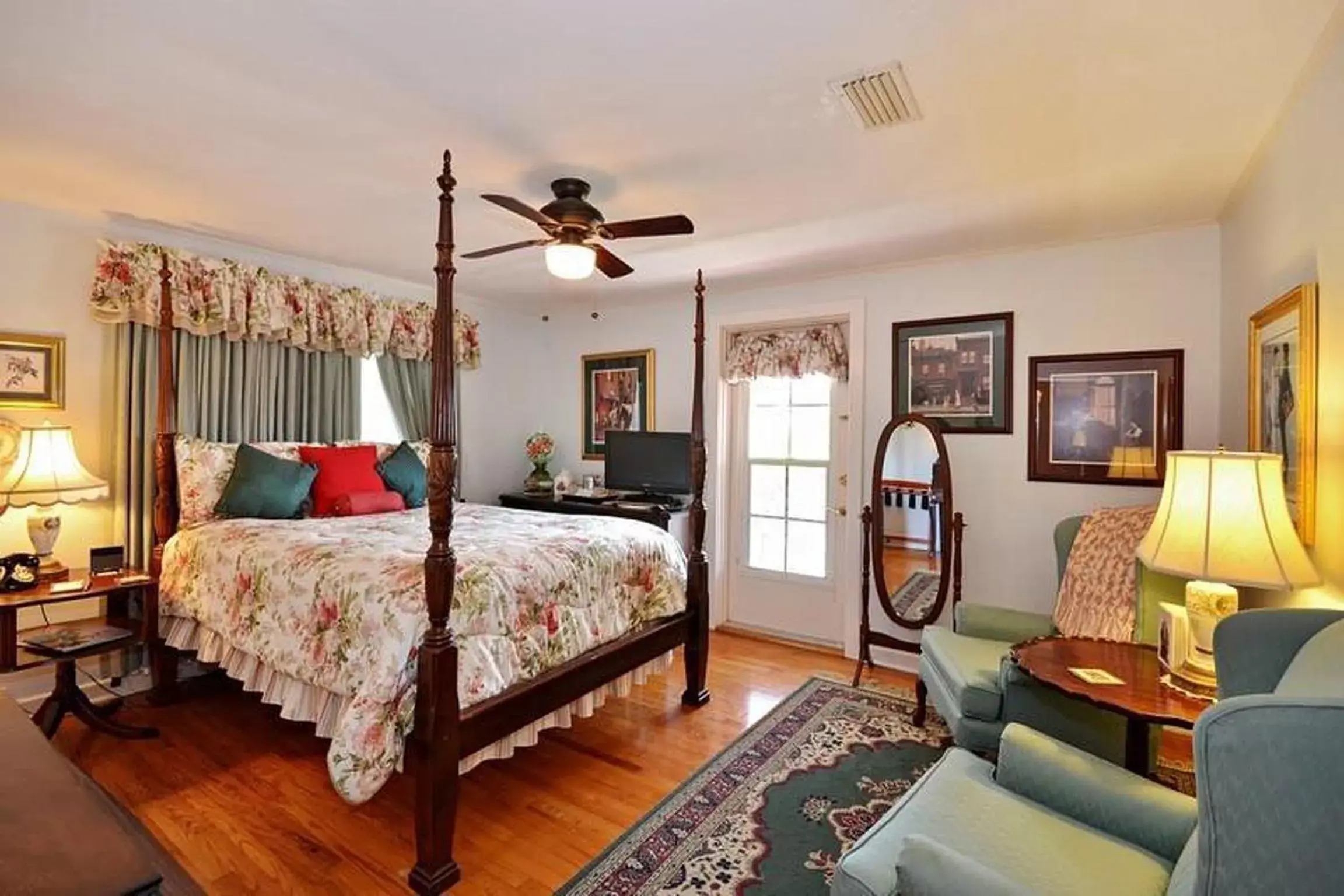 Queen Room with Intracostal View  in Sabal Palm House Bed and Breakfast