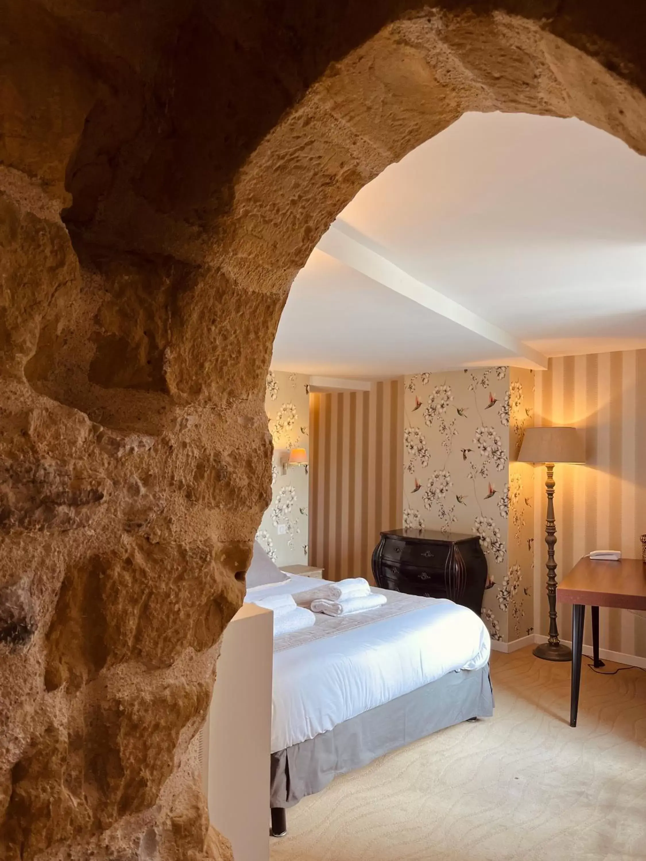 Bedroom, Bed in Hôtel des Basses Pyrénées - Bayonne