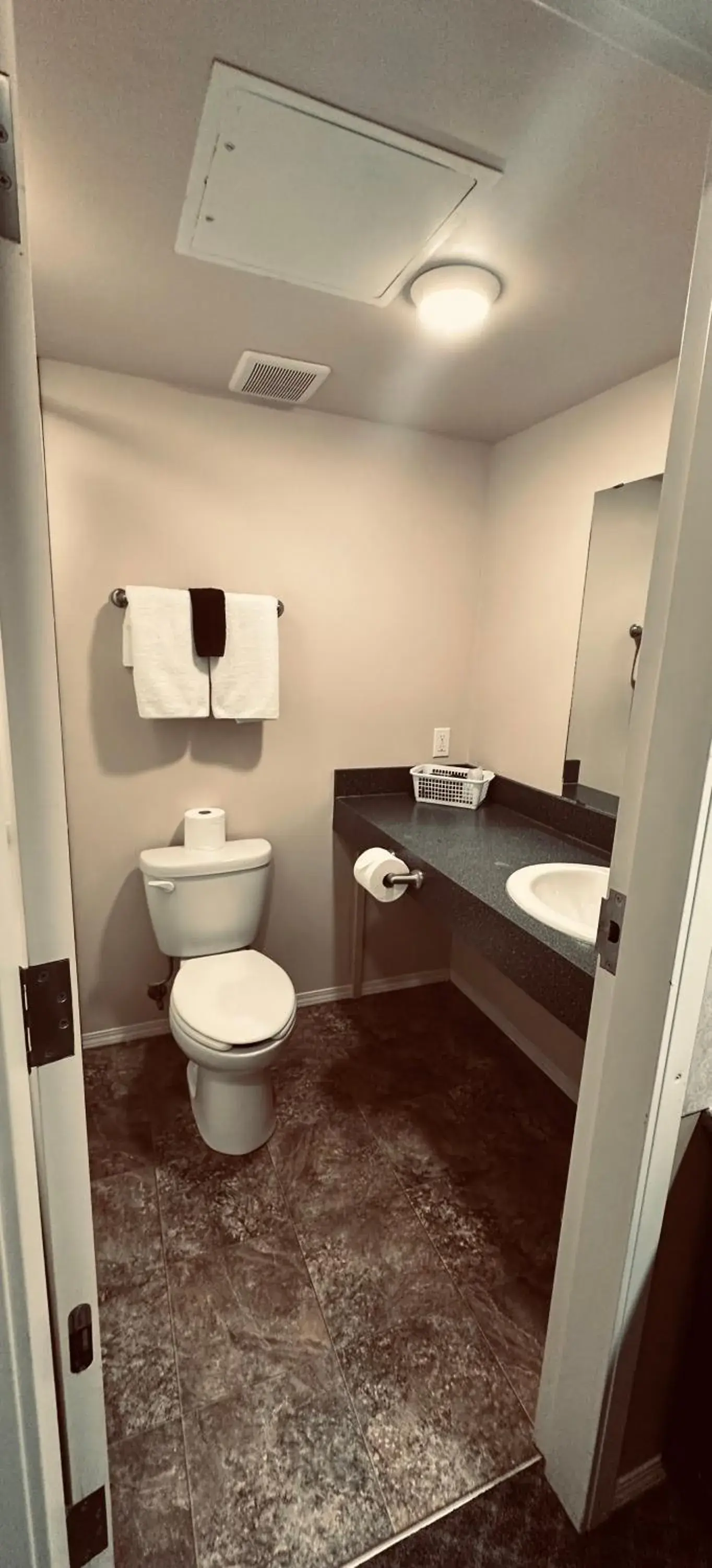 Toilet, Bathroom in Voyageur Motel