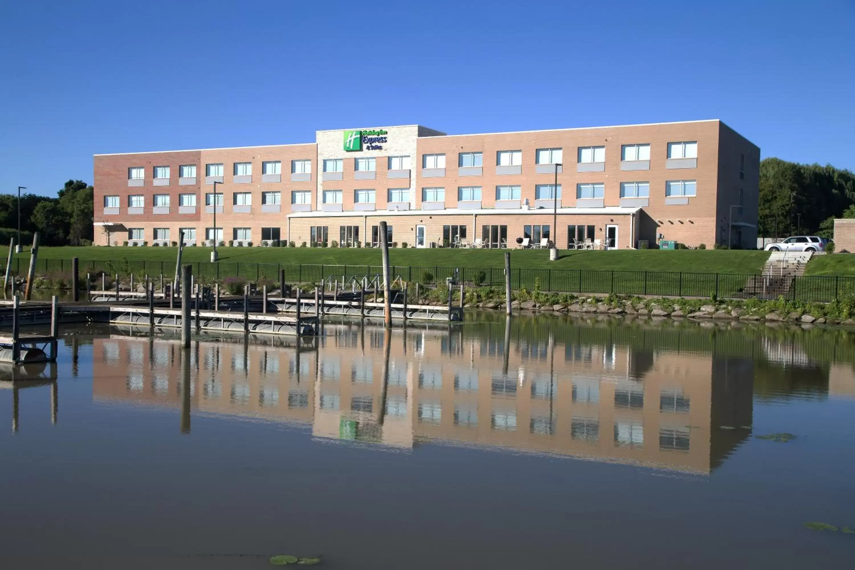 Property building in Holiday Inn Express & Suites Port Huron by IHG Property building in Holiday Inn Express & Suites Port Huron by IHG