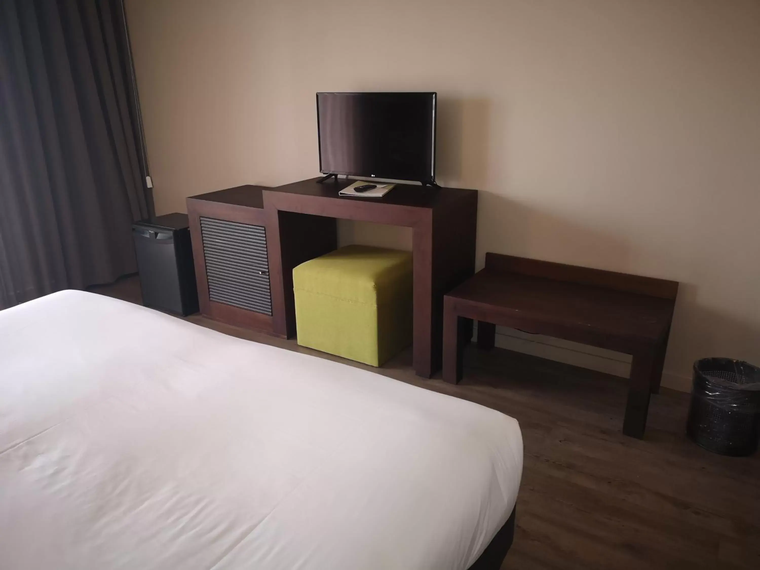 Bed, TV/Entertainment Center in Hotel Euro Moniz