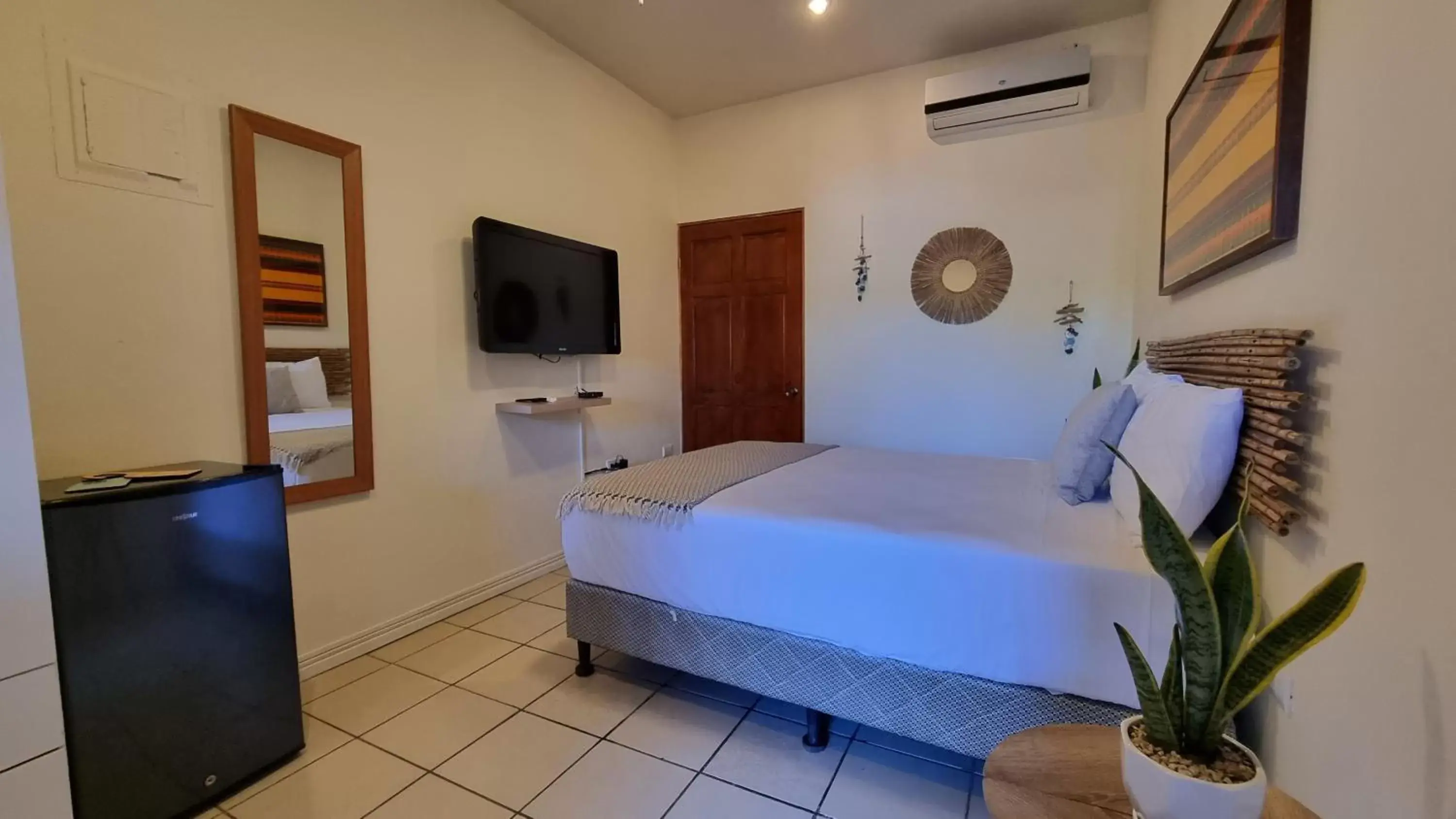Communal lounge/ TV room, Bed in Zulu Surf Hotel Tamarindo