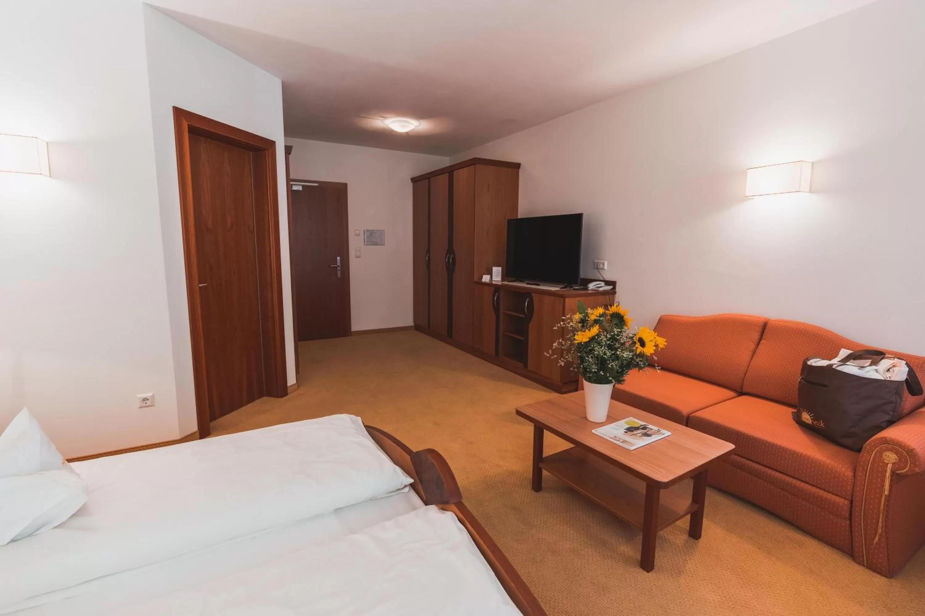 Living room, Bed in Hotel Am Sonneck