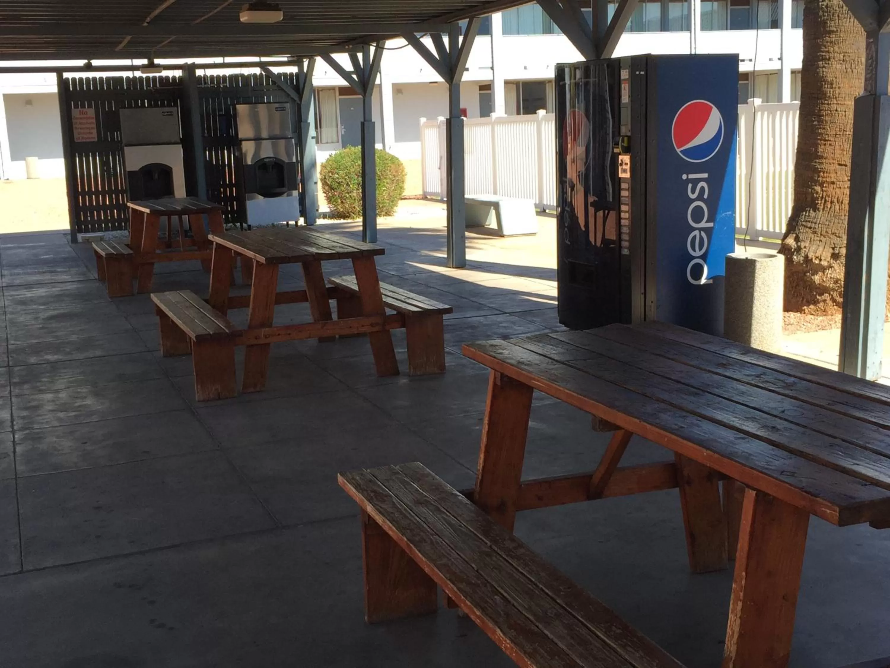 Patio in EZ 8 Motel Airporter