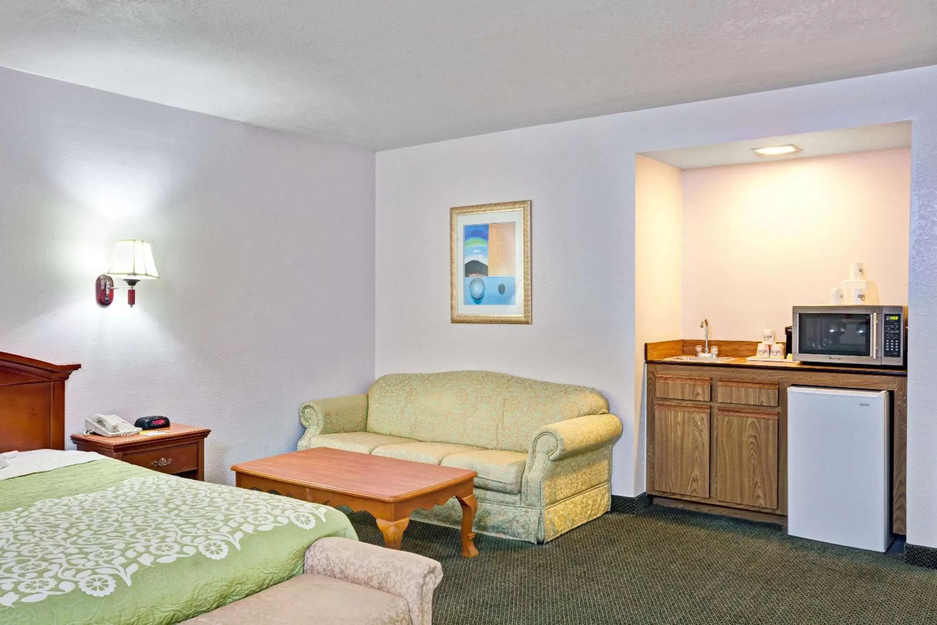 Photo of the whole room, Bed in Days Inn & Suites by Wyndham Fullerton Photo of the whole room, Bed in Days Inn & Suites by Wyndham Fullerton