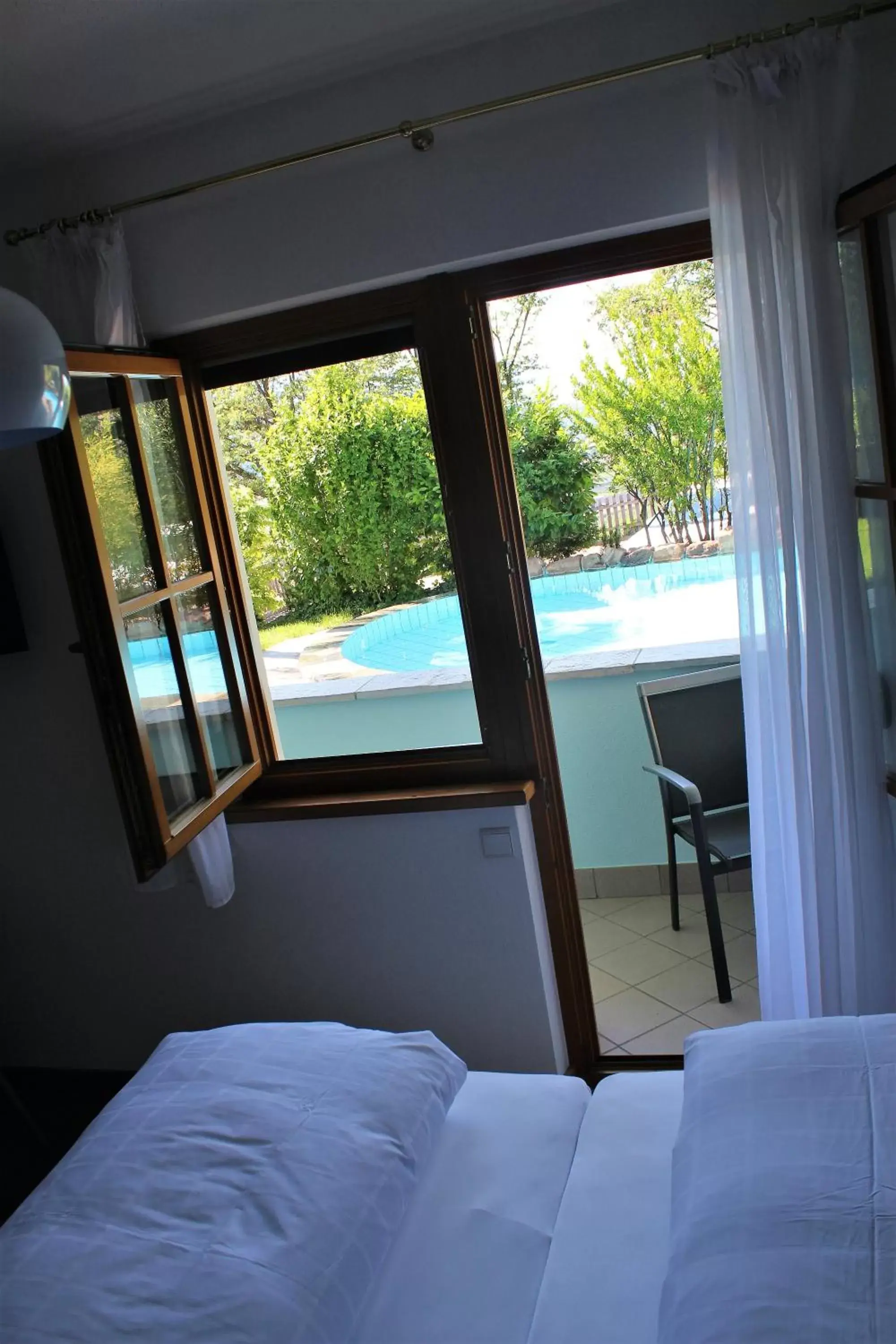 Pool view, Bed in Gartenresidence Stephanie by Hotel Rotwand